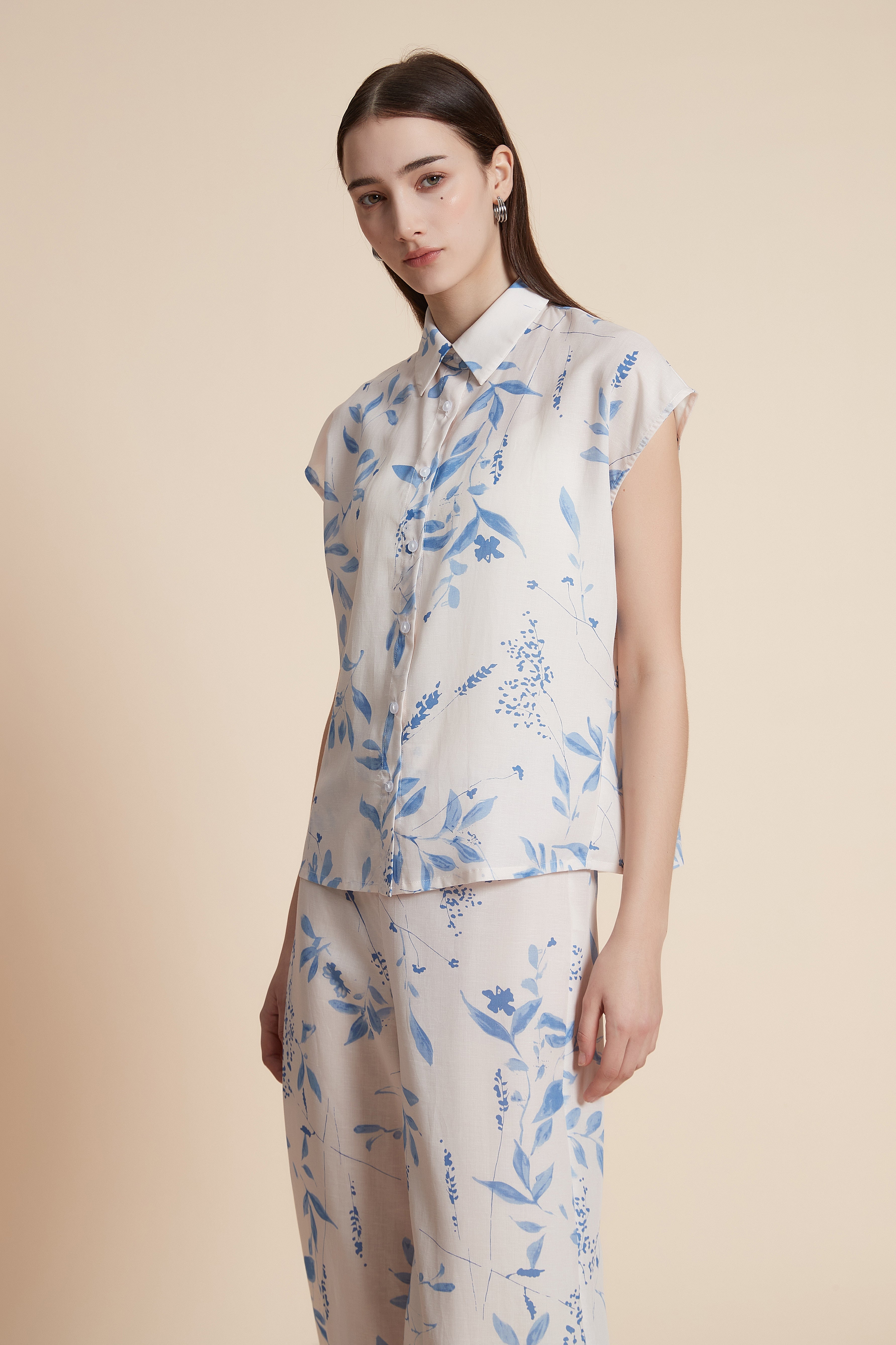 بلوزة بطول الخصر طبعة ازهار بدون أكمام