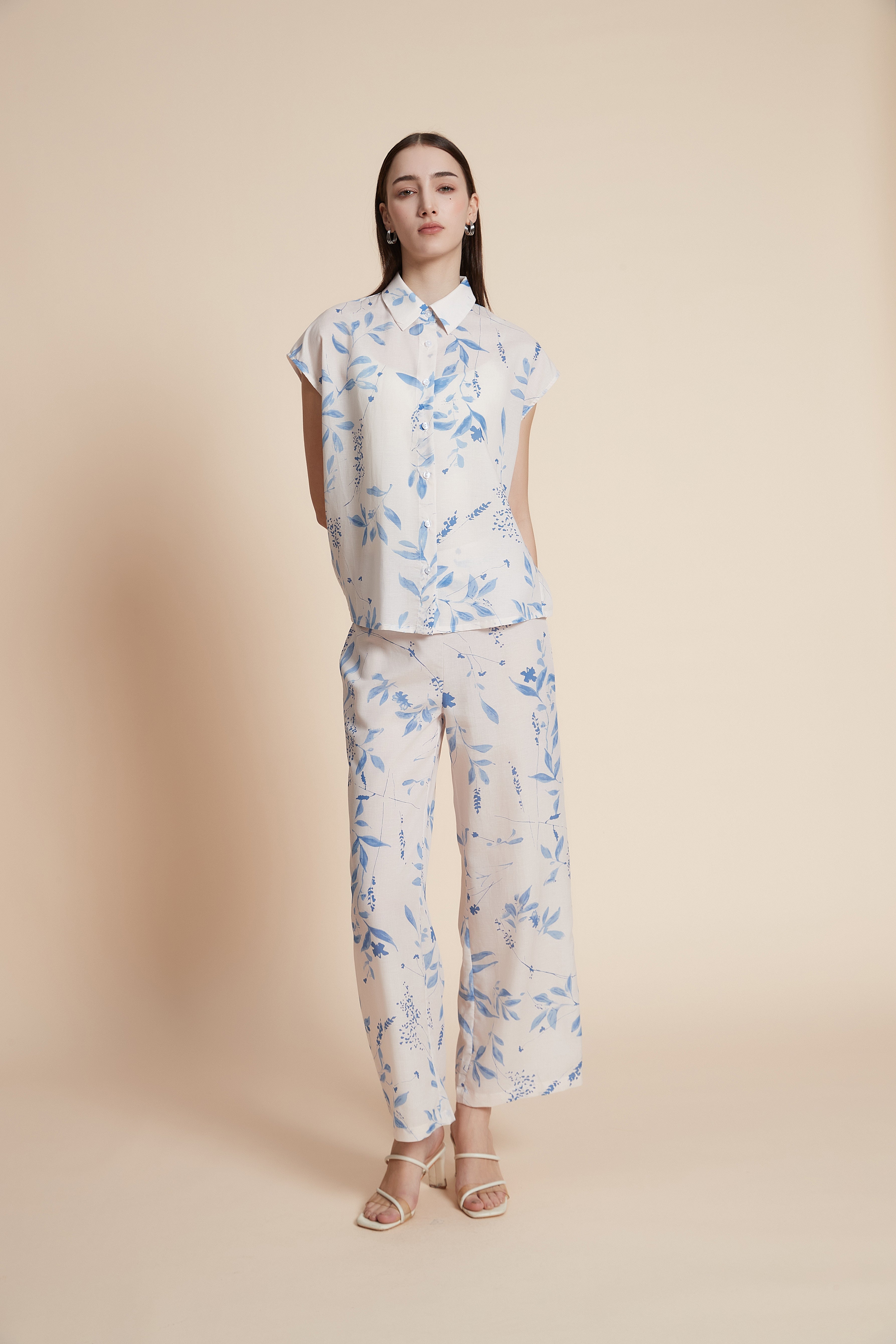 بلوزة بطول الخصر طبعة ازهار بدون أكمام