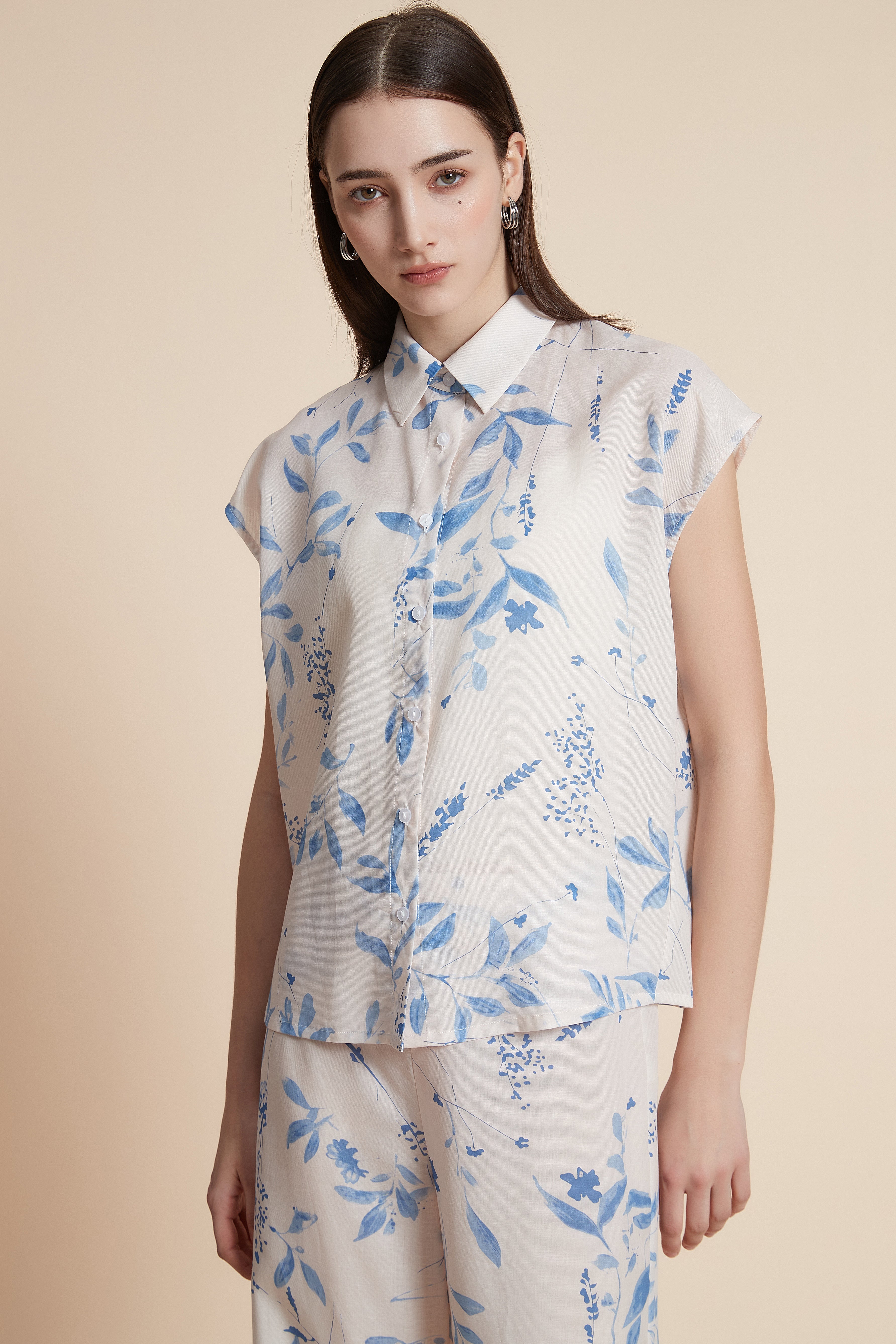 بلوزة بطول الخصر طبعة ازهار بدون أكمام