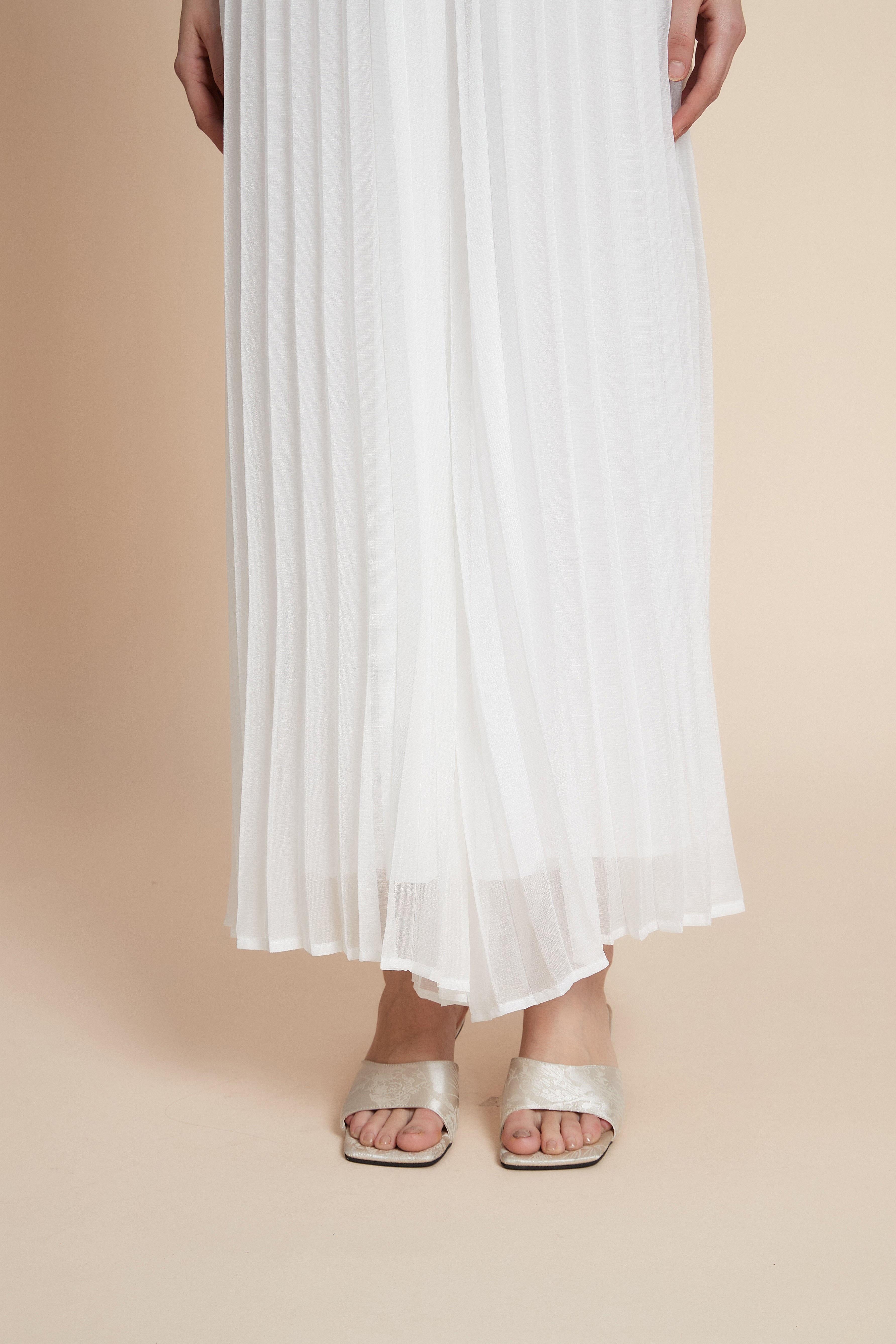 Pleated wide-leg trousers