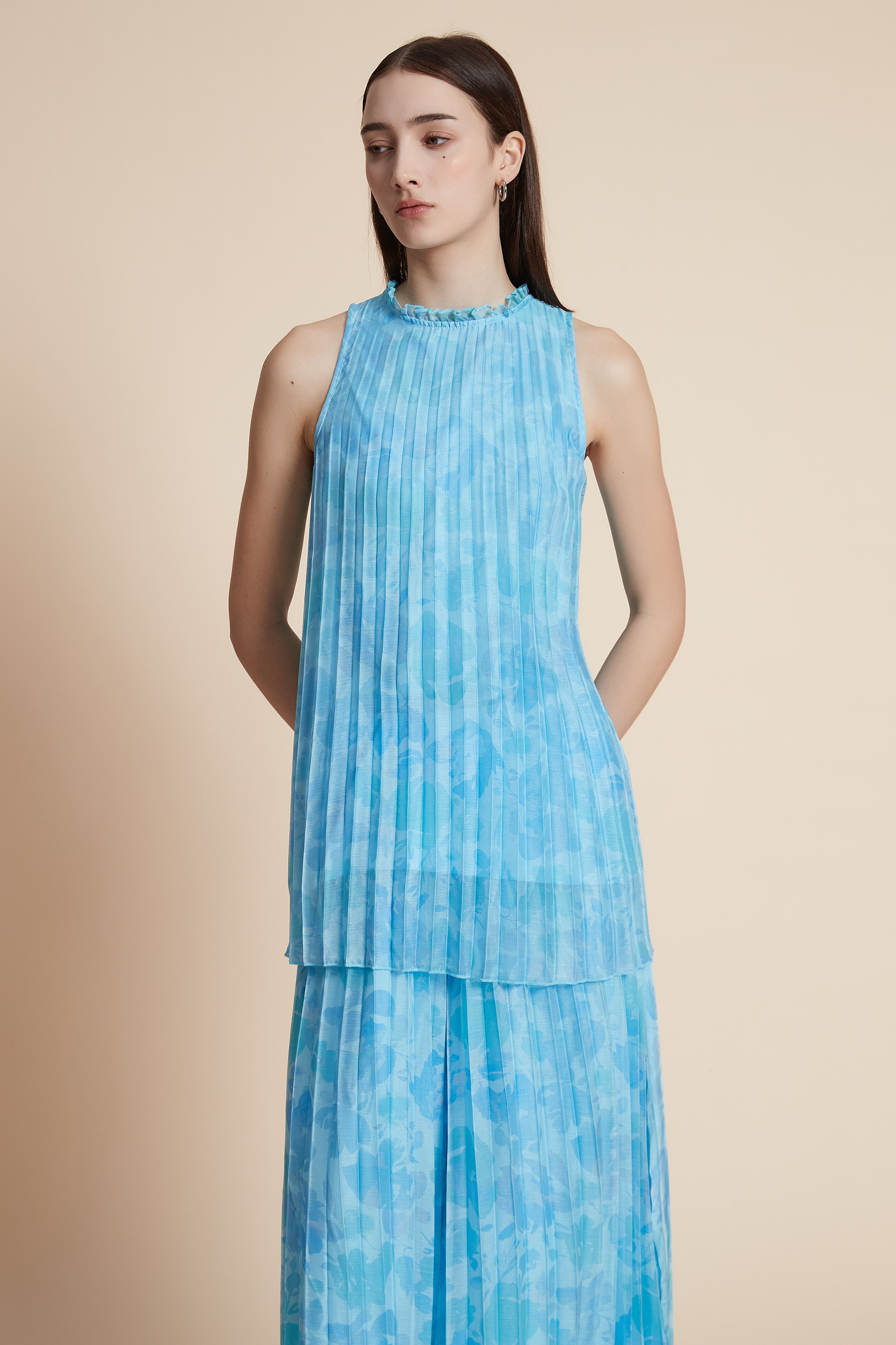 بلوزة بطول الخصر بكسرات بلا اكمام