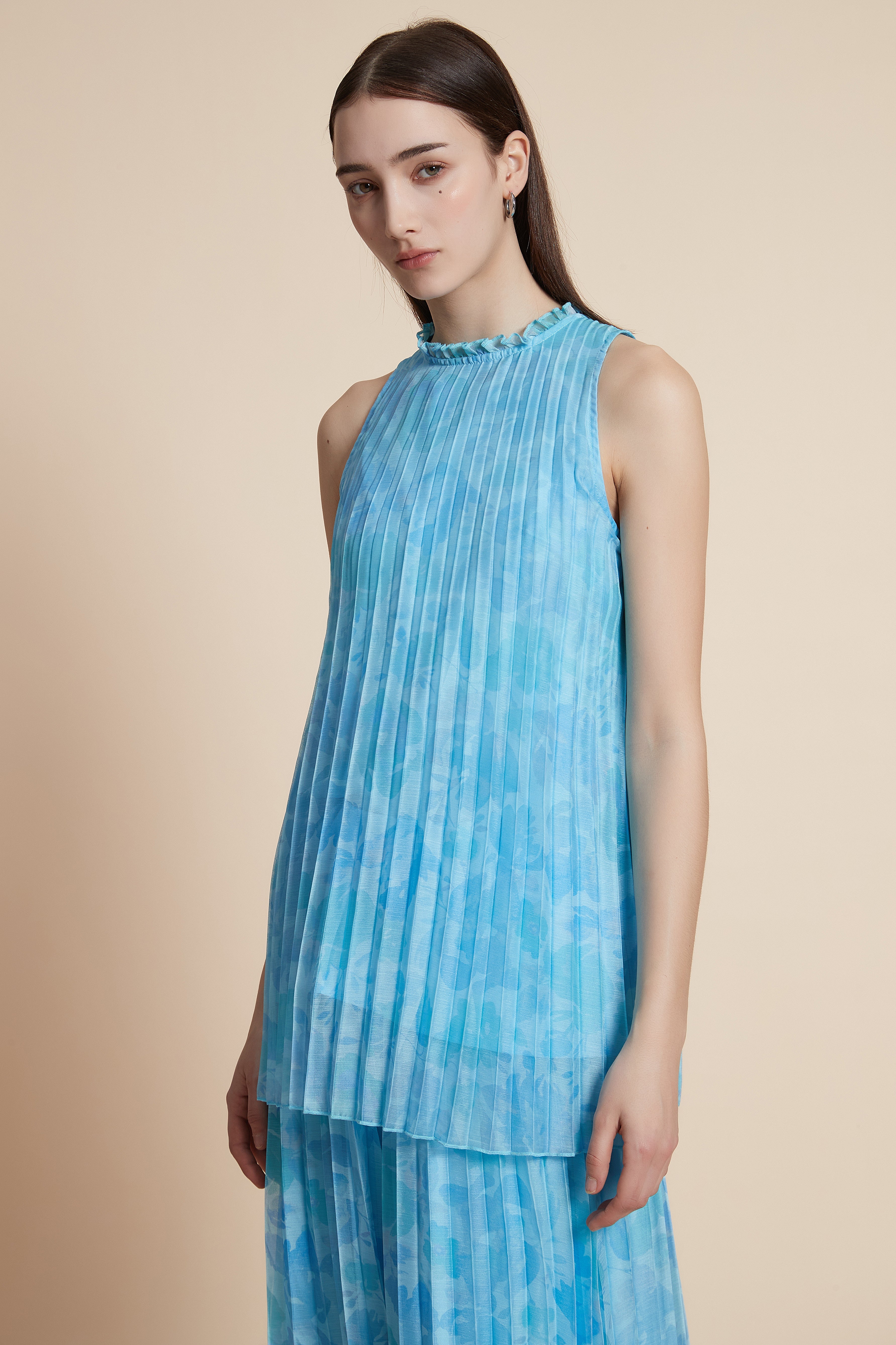 بلوزة بطول الخصر بكسرات بلا اكمام