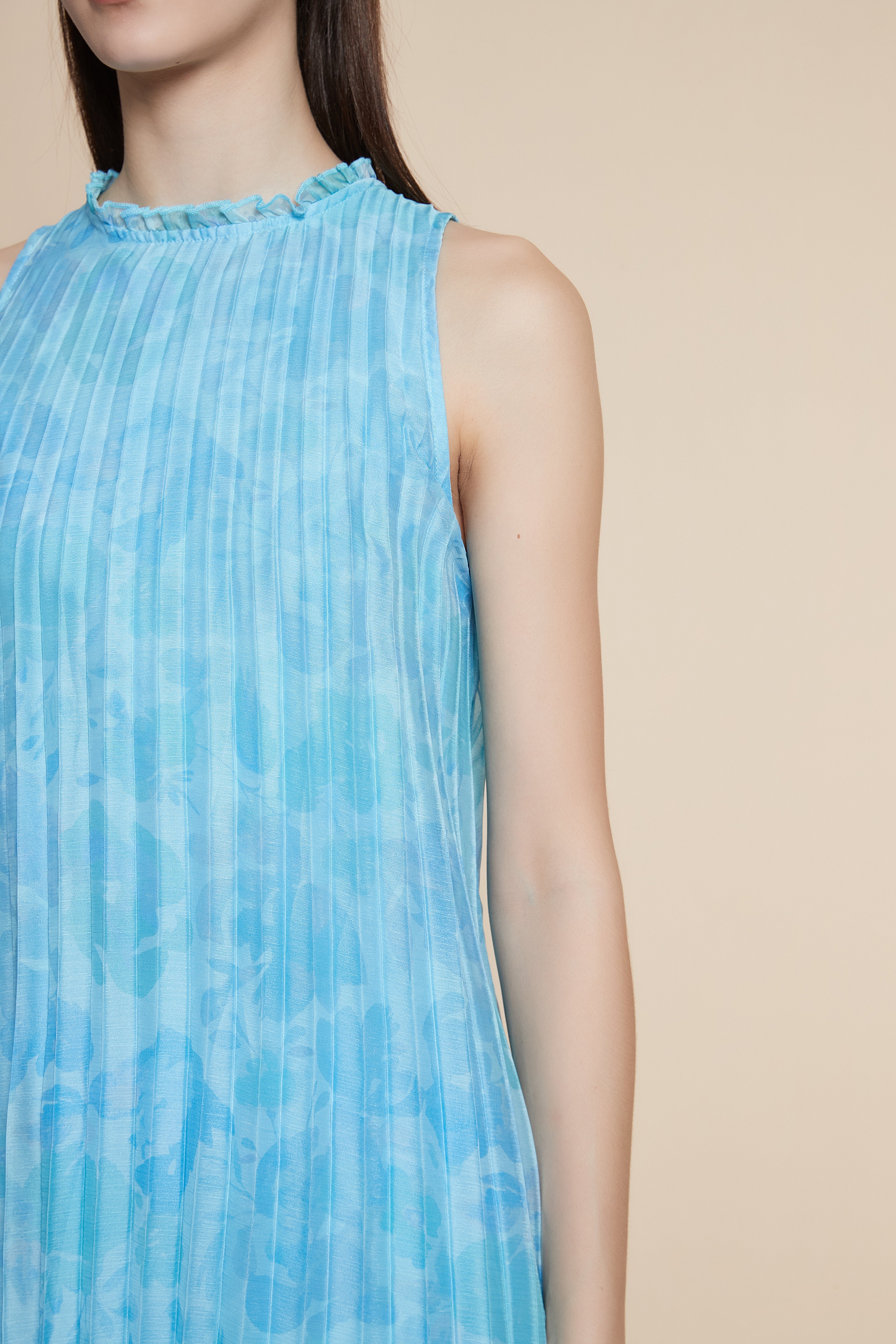 بلوزة بطول الخصر بكسرات بلا اكمام