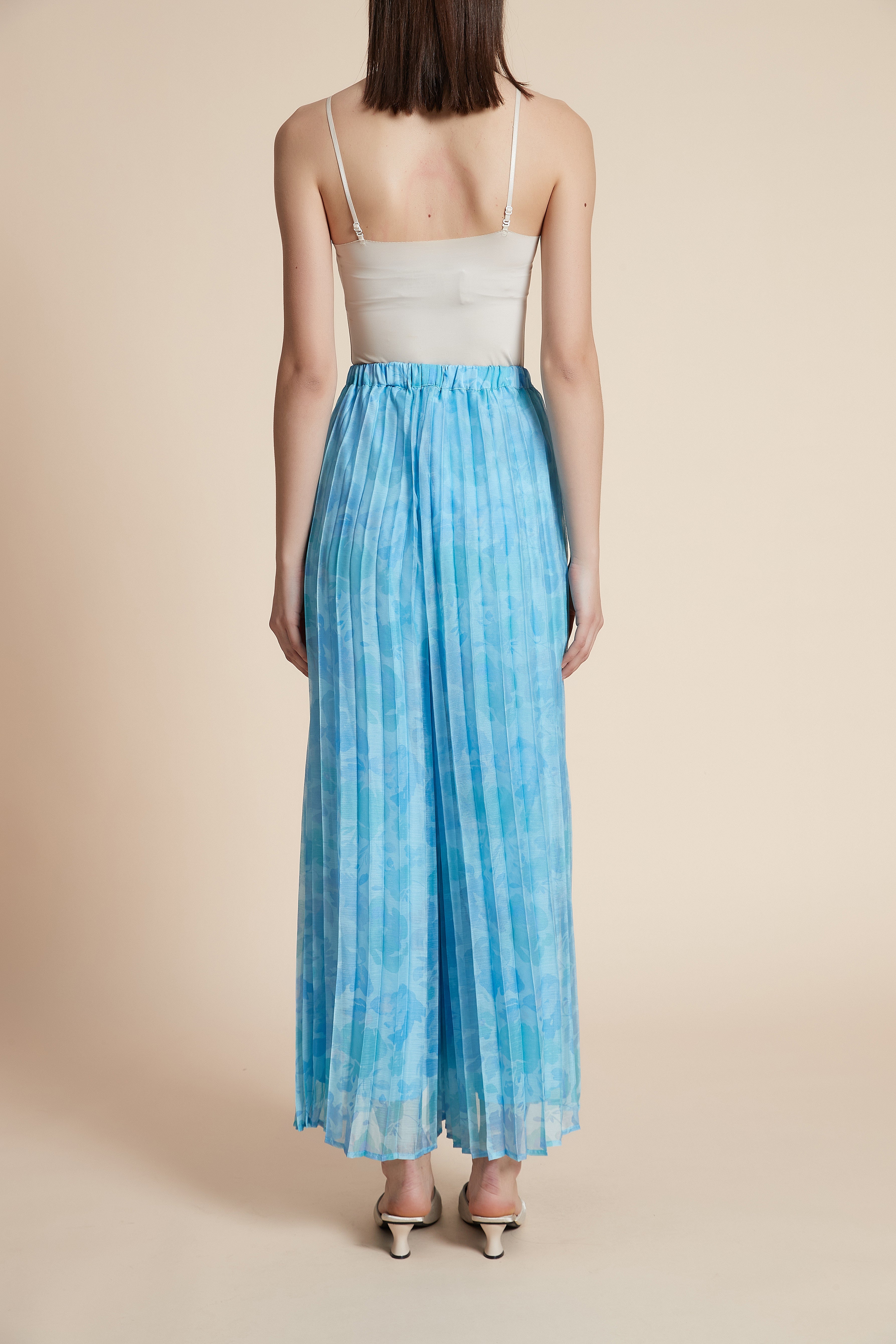 بنطلون بكسرات واسع