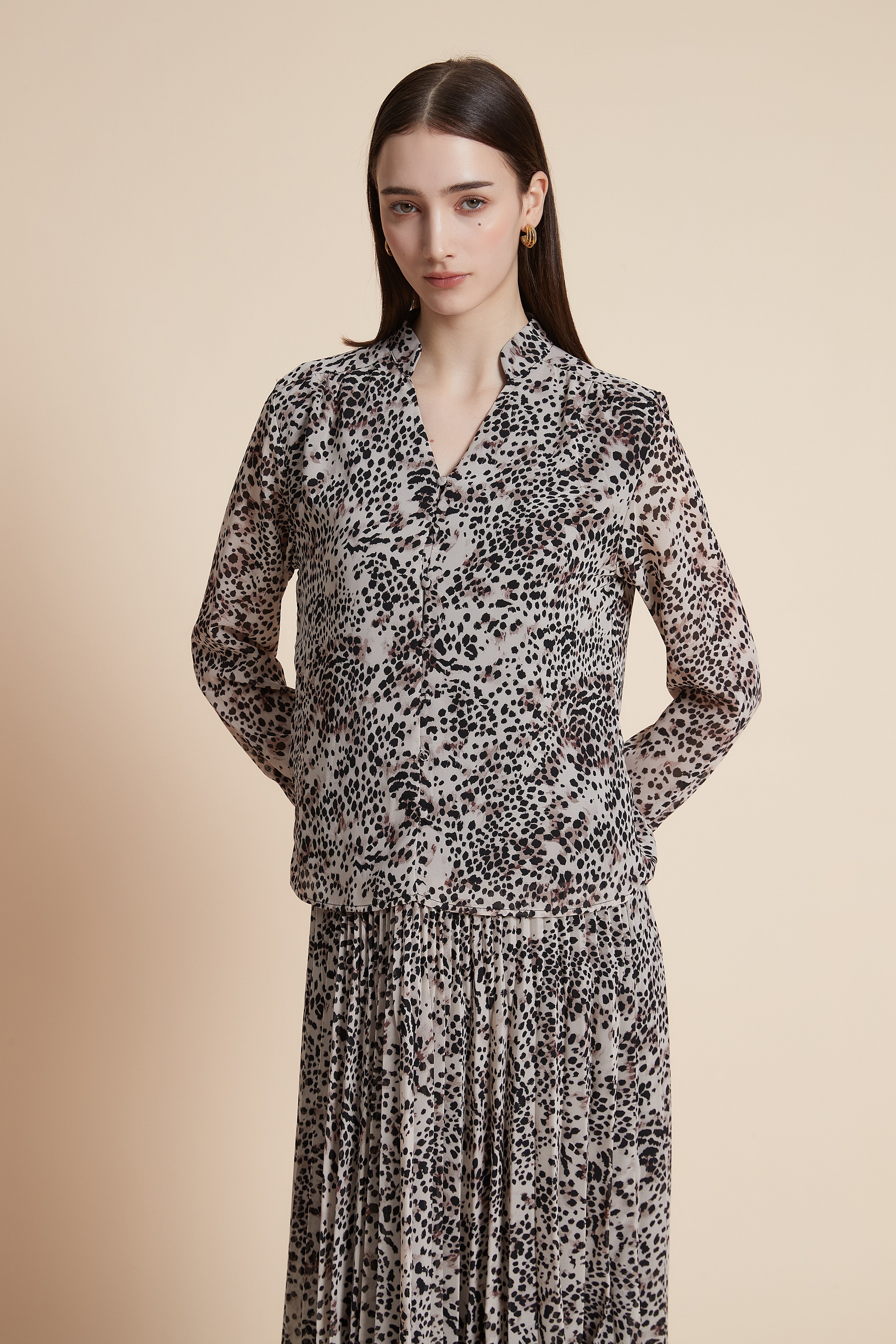 بلوزة بطول الخصر مزخرفة بأكمام طويلة