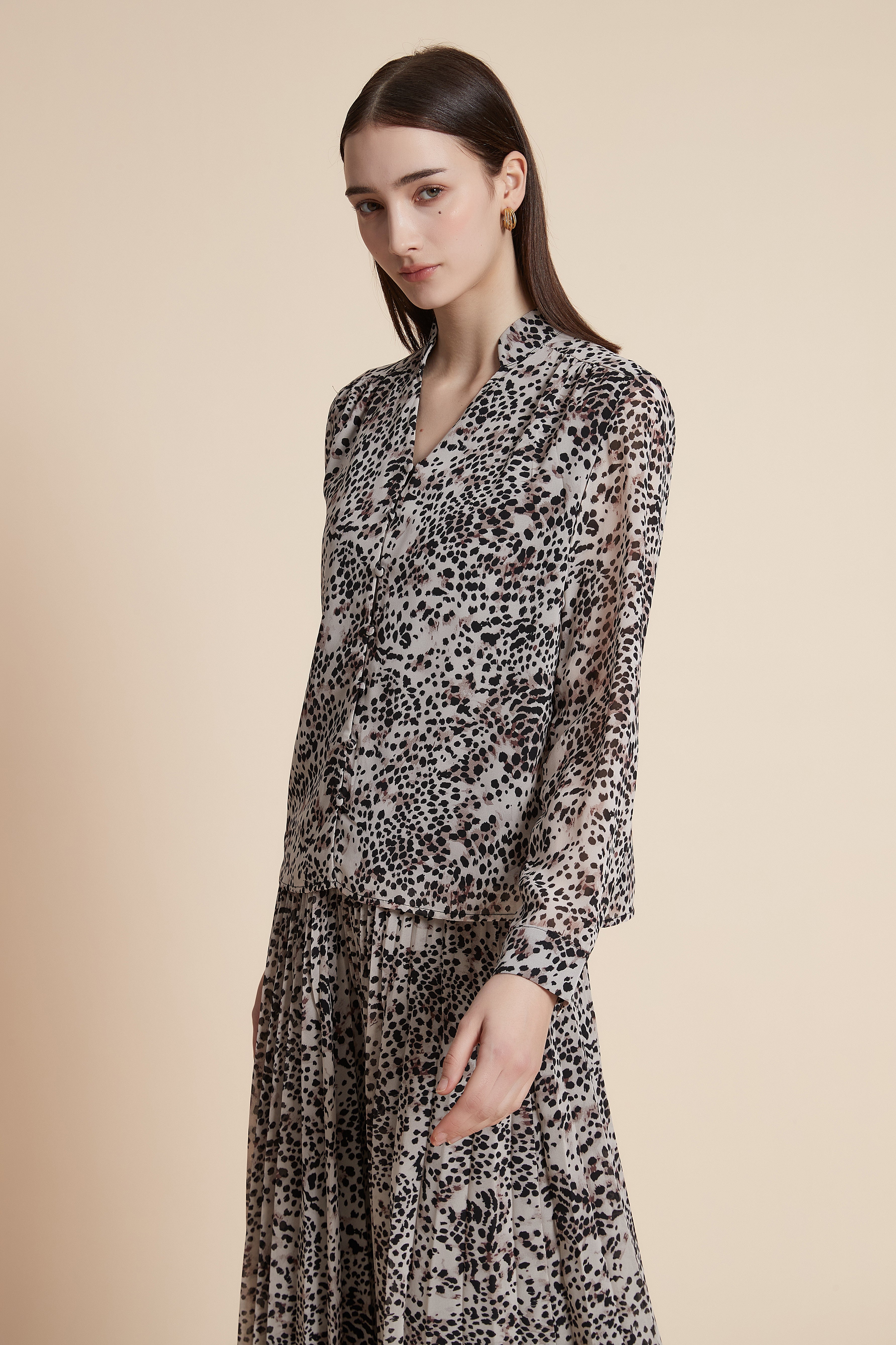 بلوزة بطول الخصر مزخرفة بأكمام طويلة