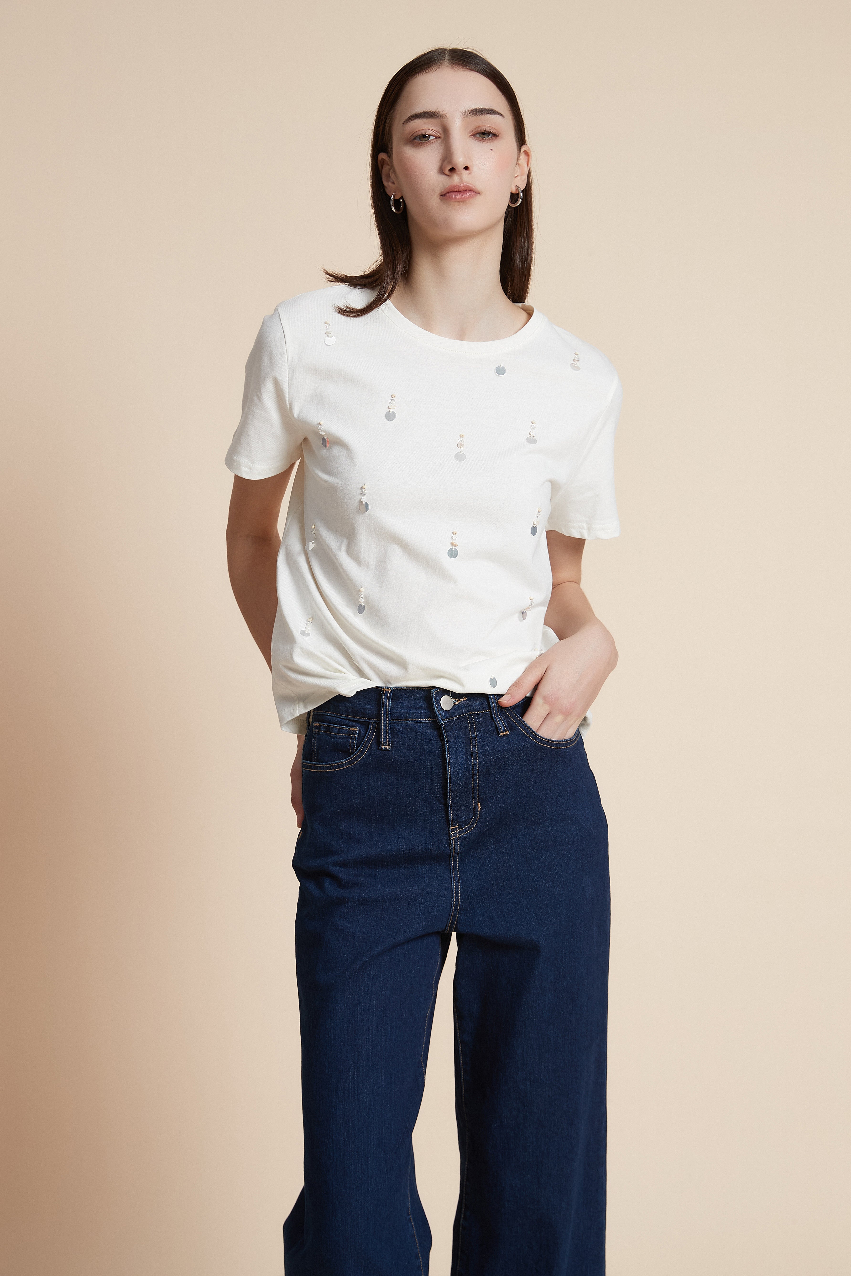 تي شيرت بطول الخصر قصير الأكمام