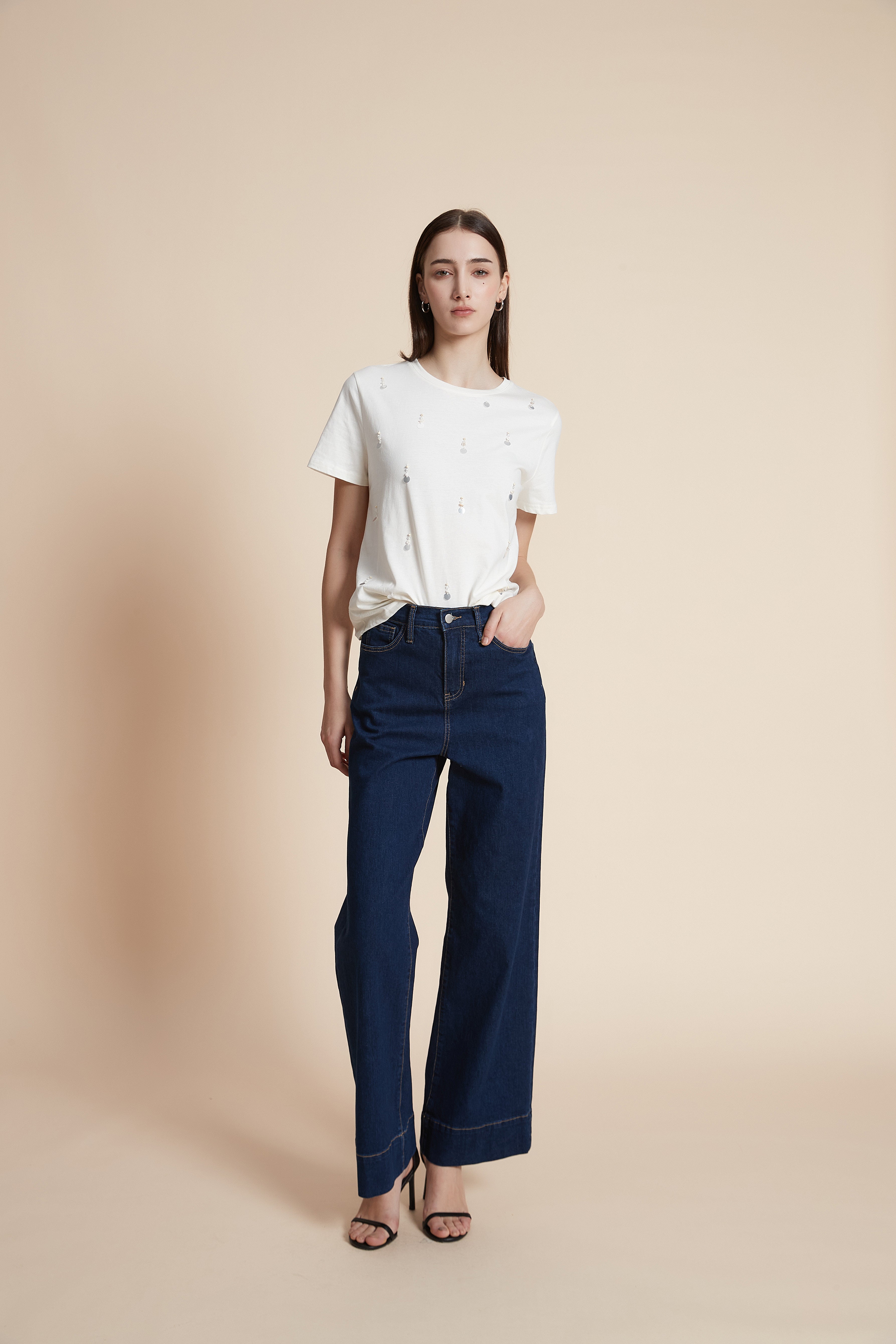 تي شيرت بطول الخصر قصير الأكمام