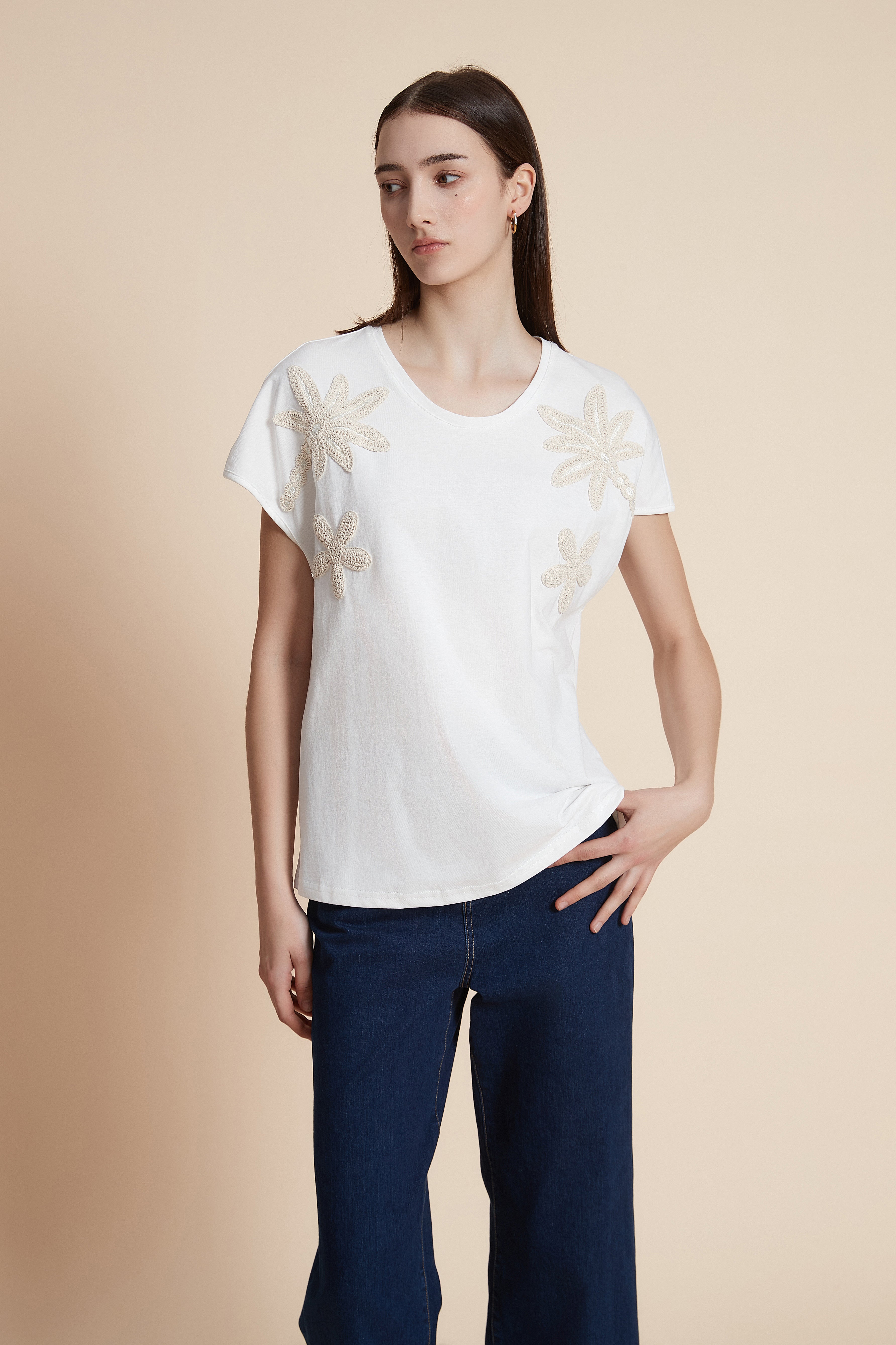 Sleeveless waist-length T-shirt with shoulder embroidery