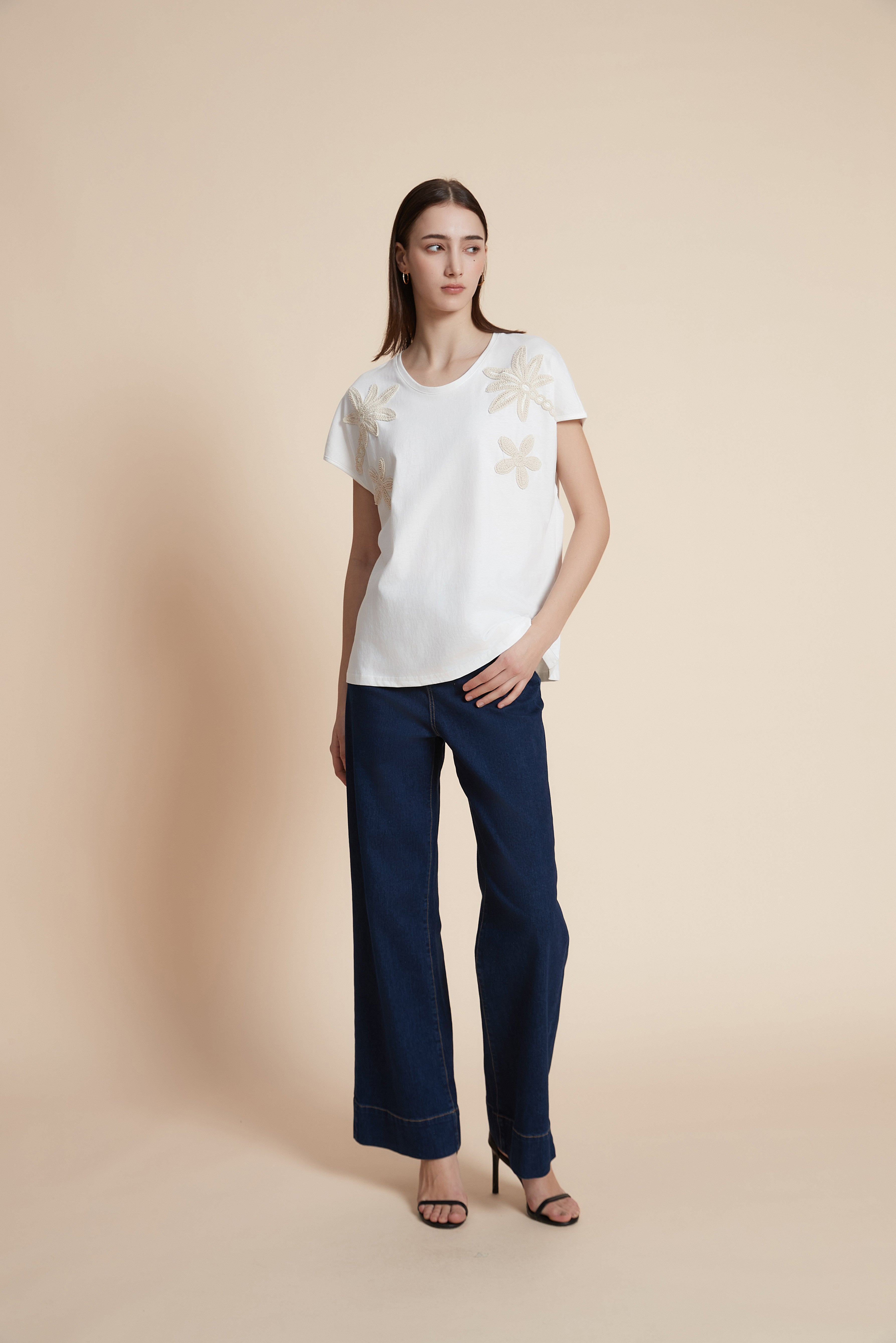 Sleeveless waist-length T-shirt with shoulder embroidery
