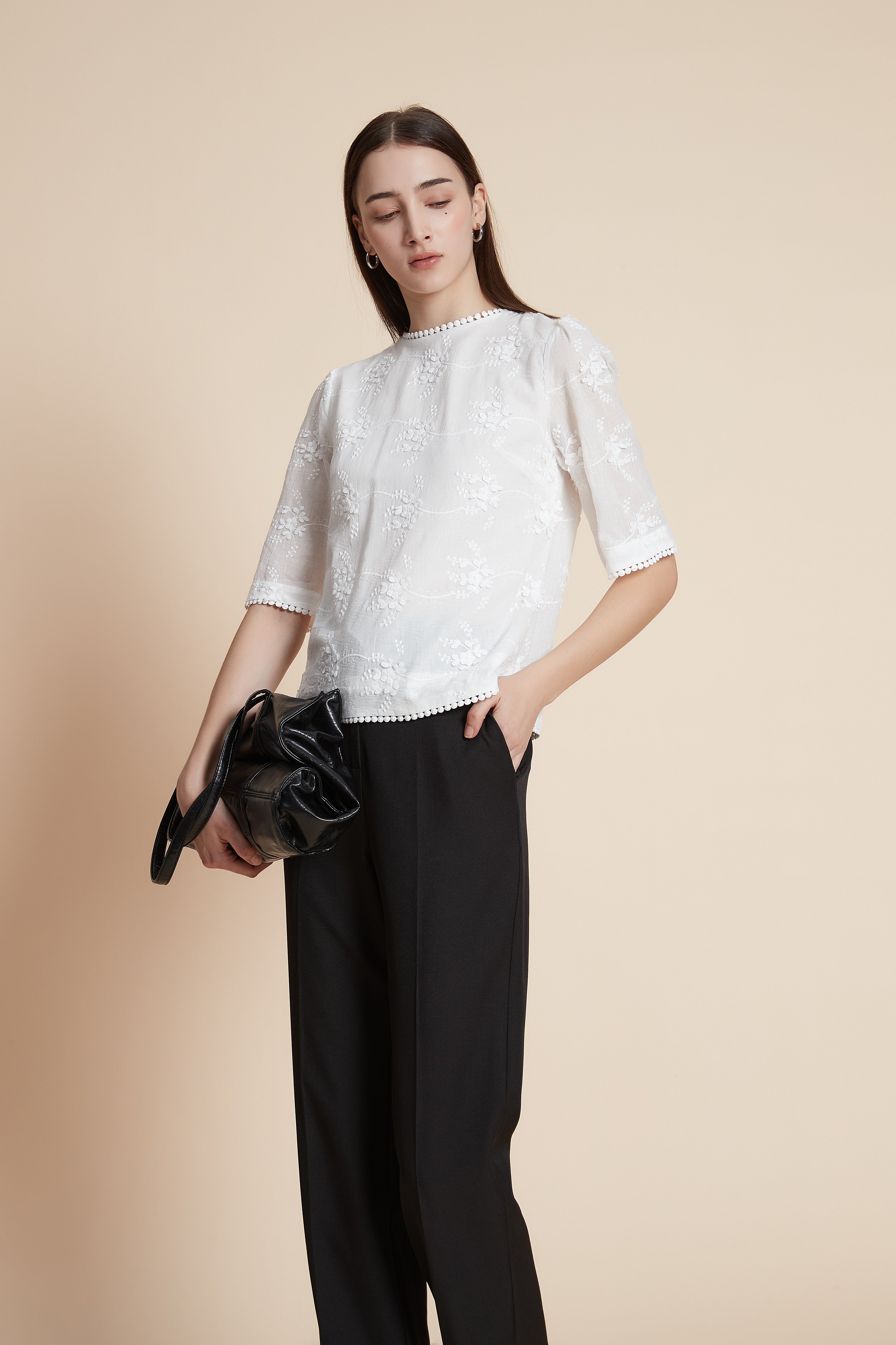 توب بطول الخصر قصير الأكمام