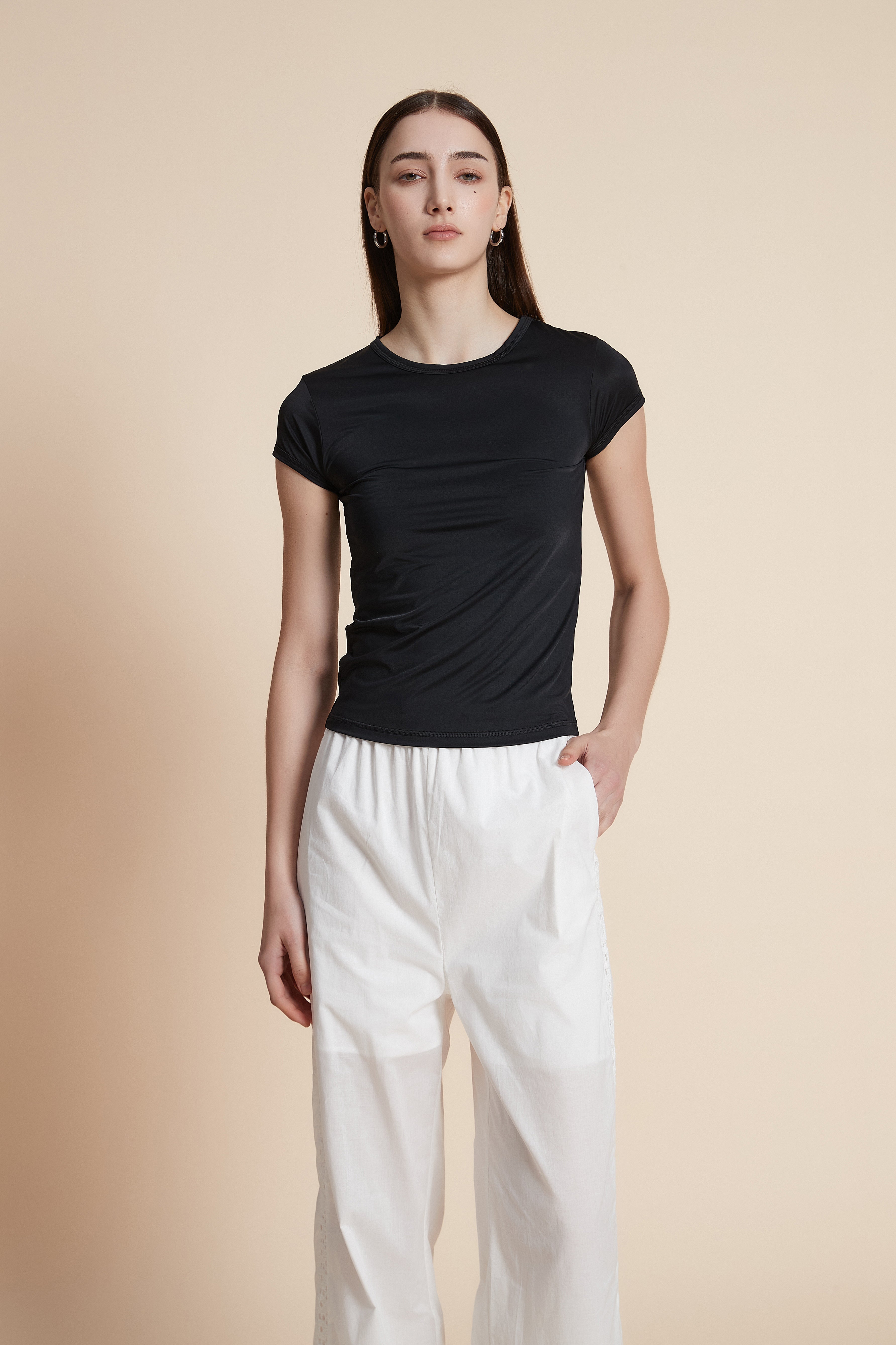 Short-sleeved waist-length T-shirt