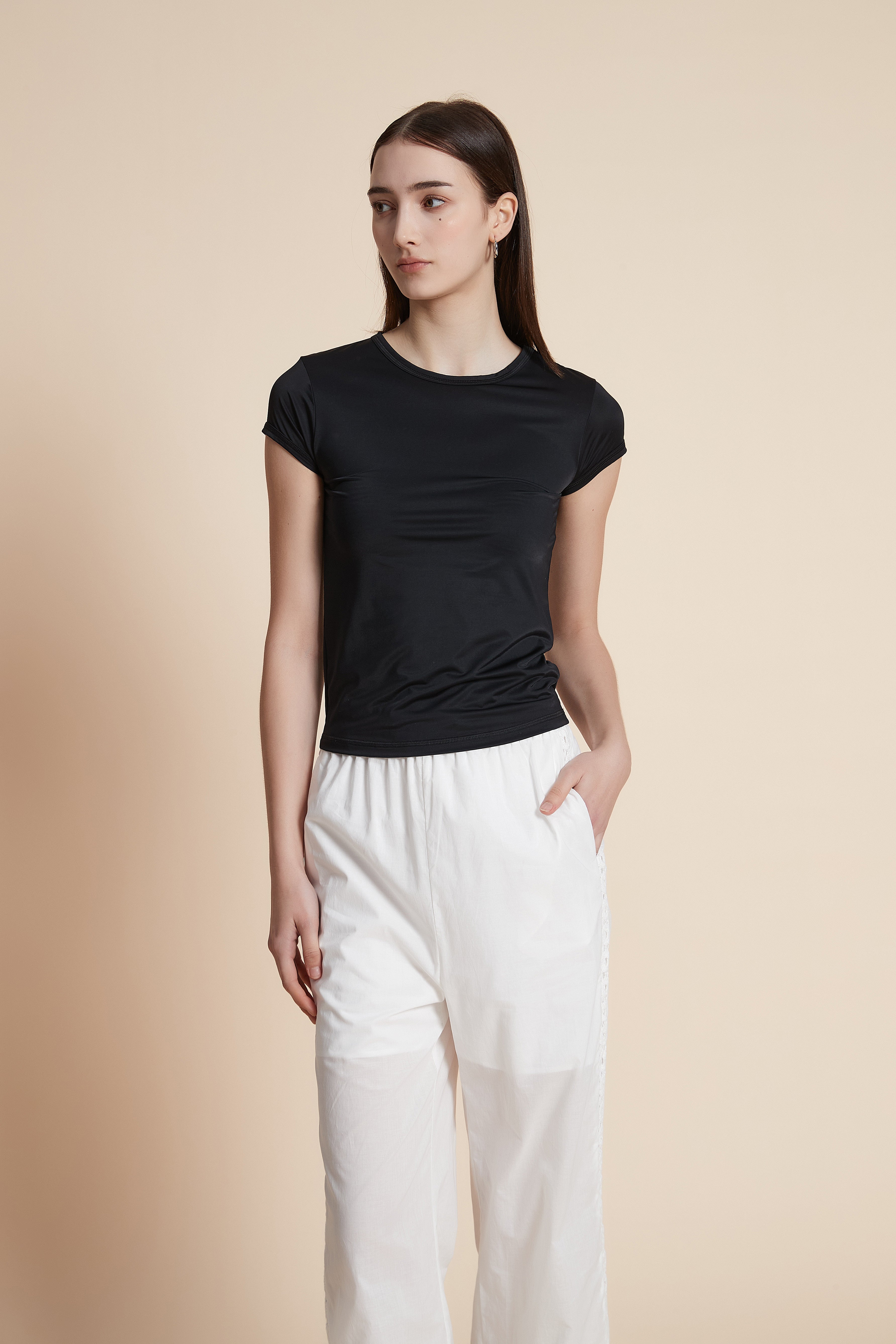 Short-sleeved waist-length T-shirt