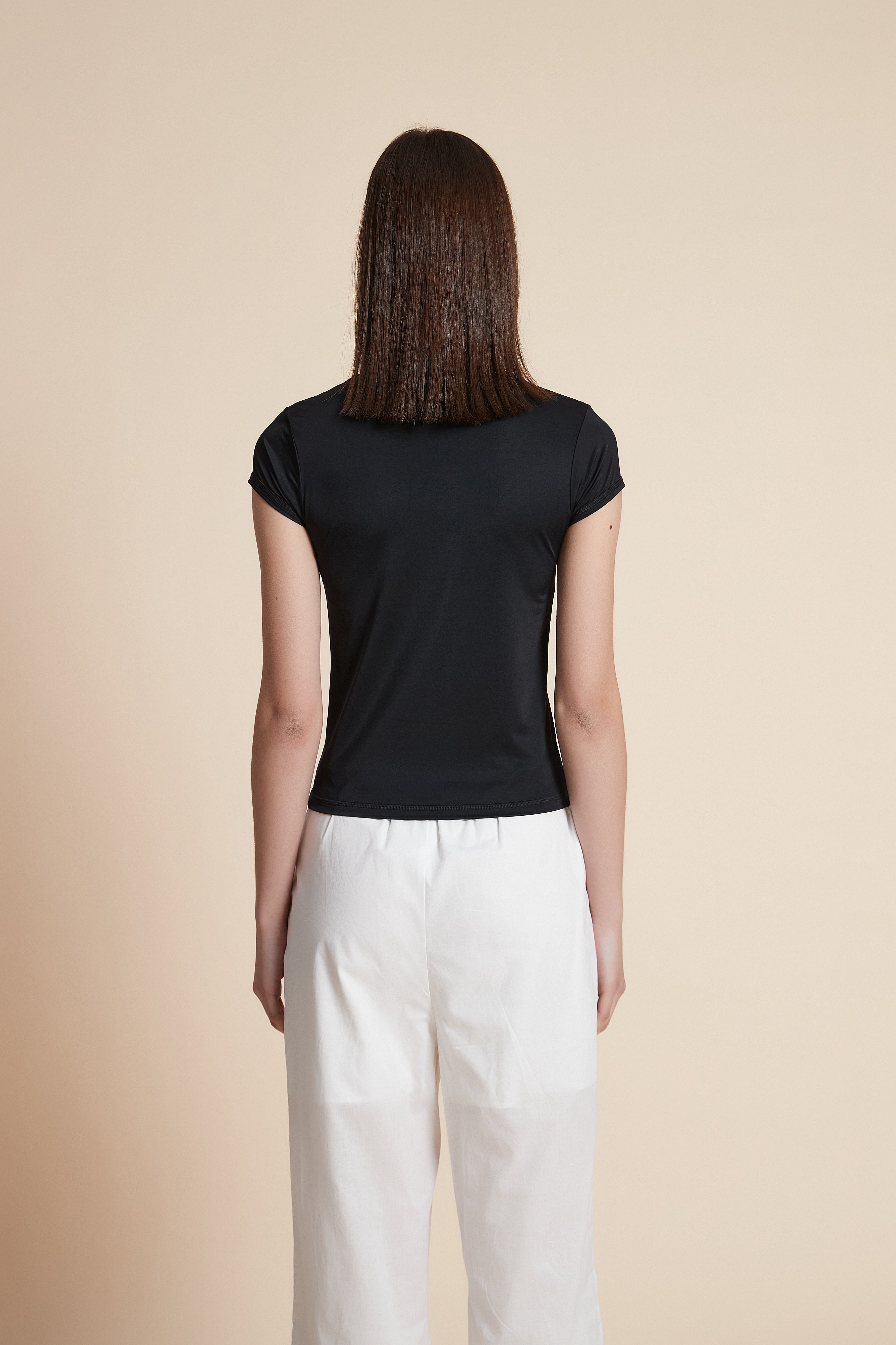 Short-sleeved waist-length T-shirt