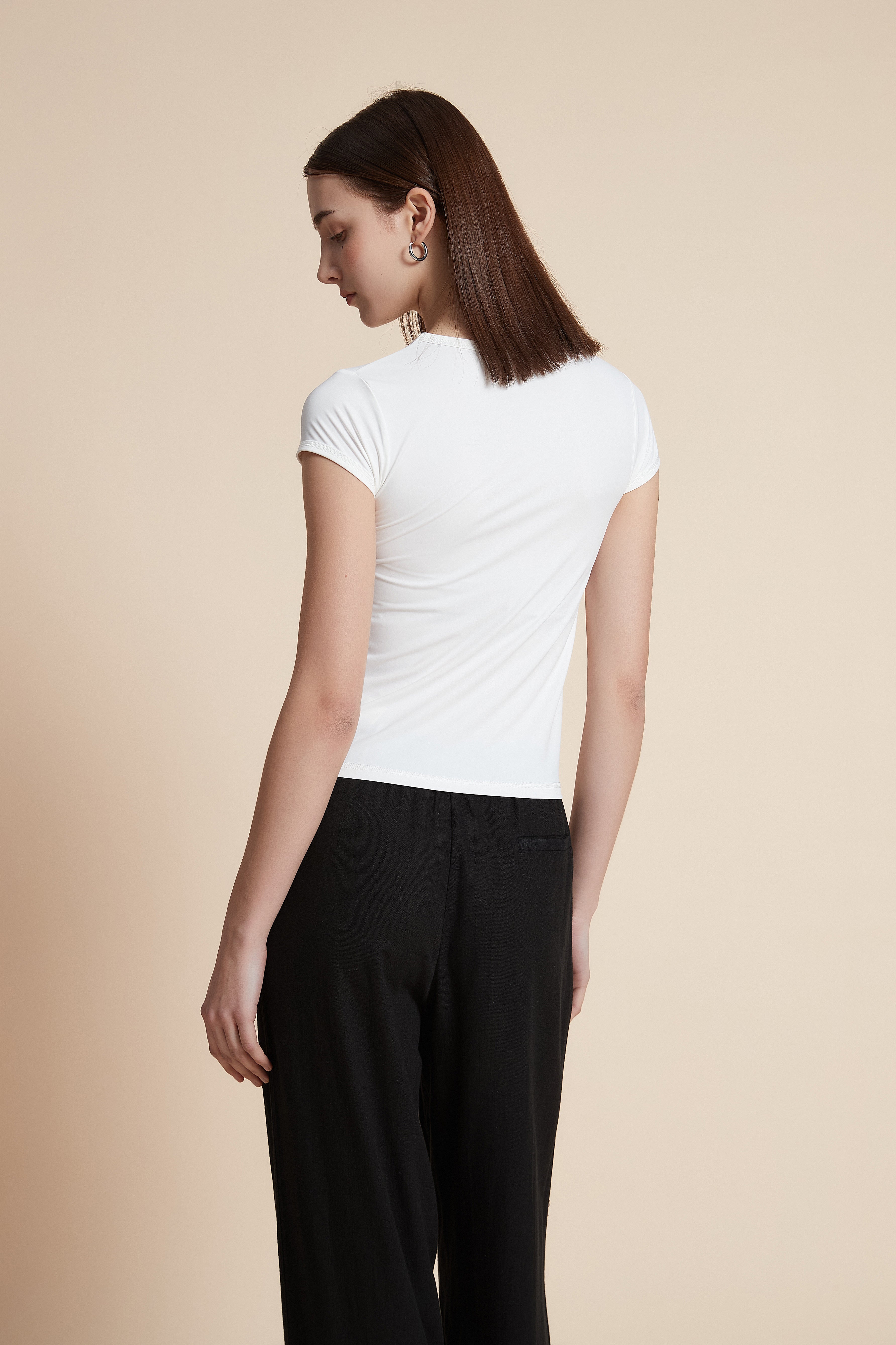 Short-sleeved waist-length T-shirt