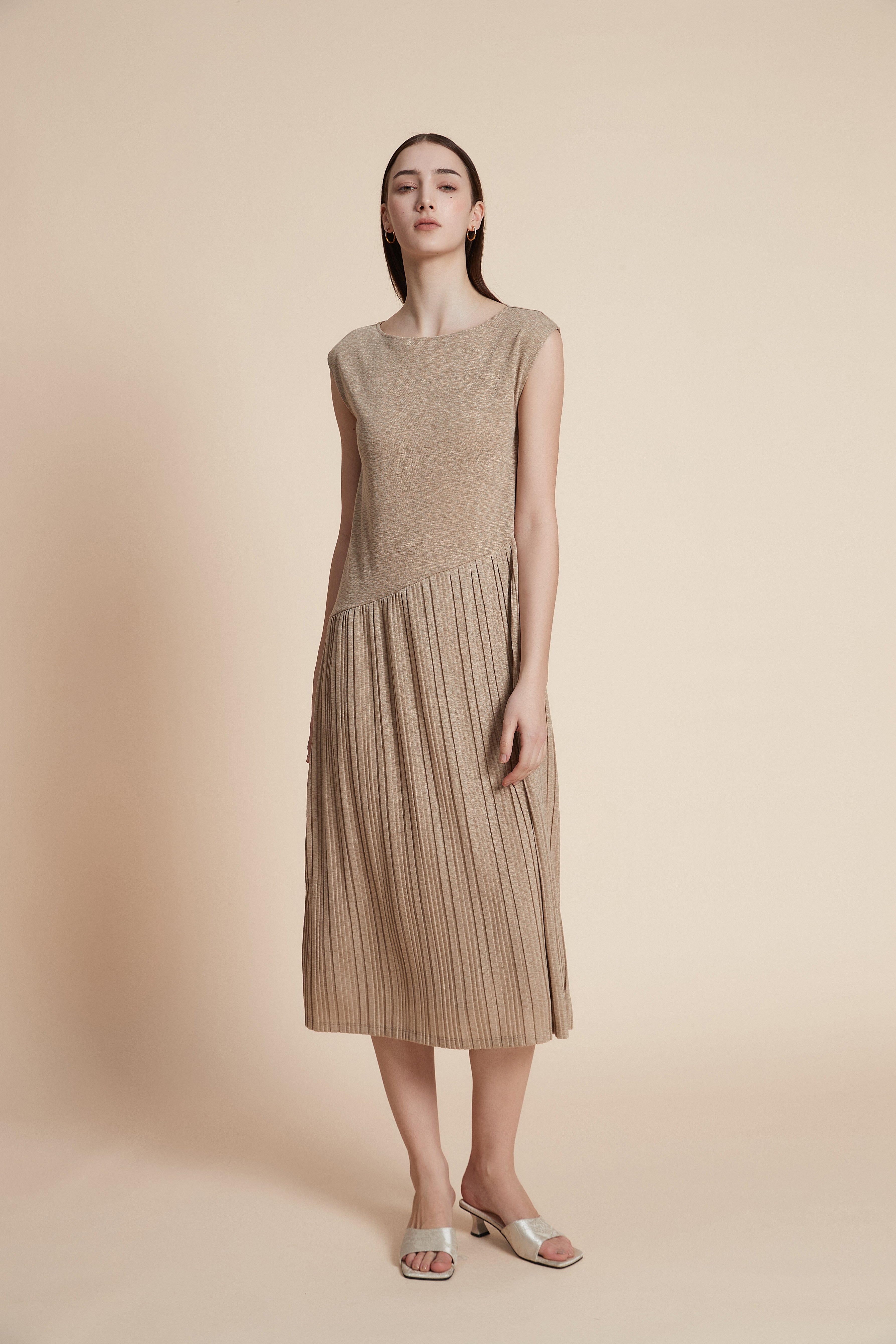 Plain sleeveless midi dress