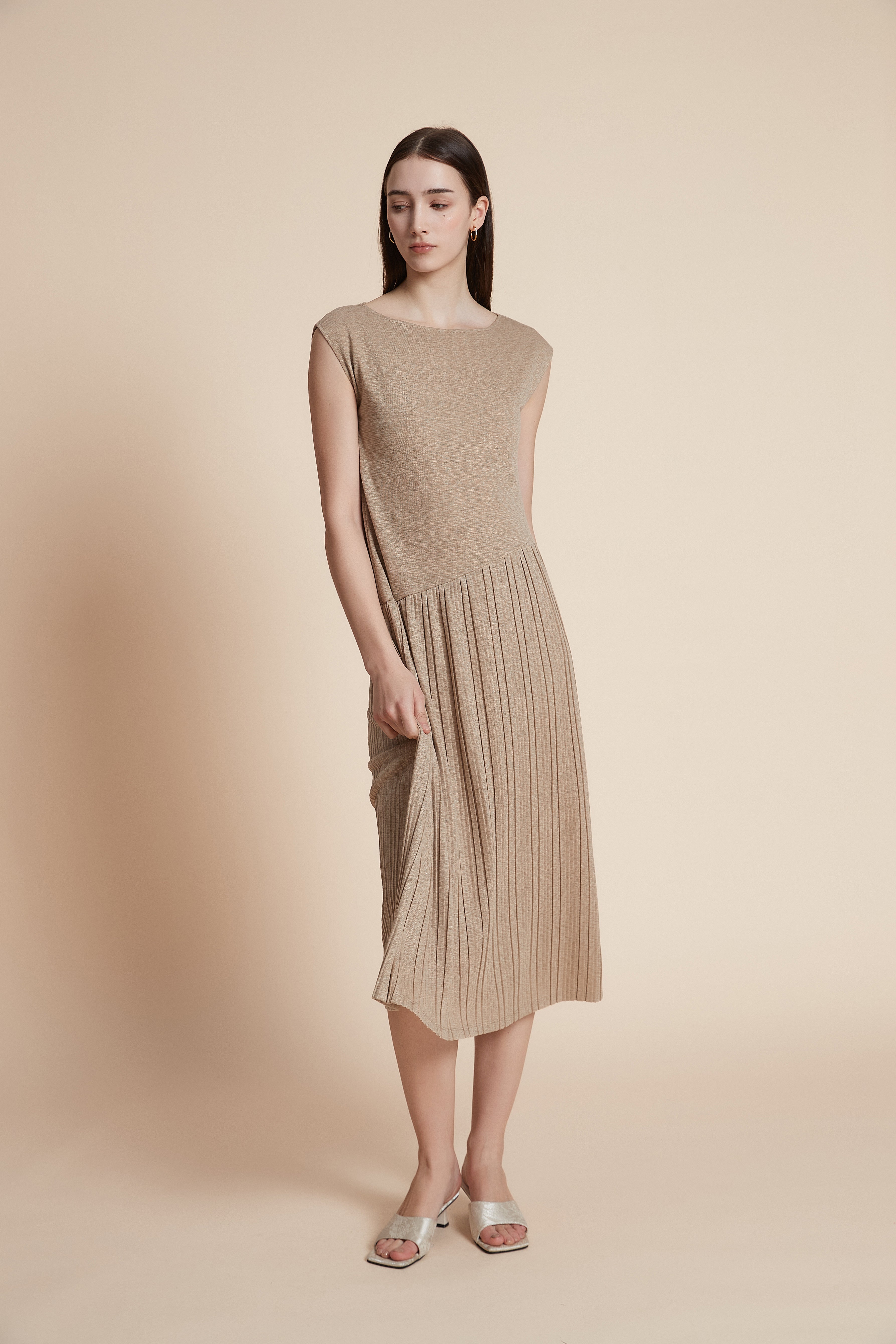 Plain sleeveless midi dress