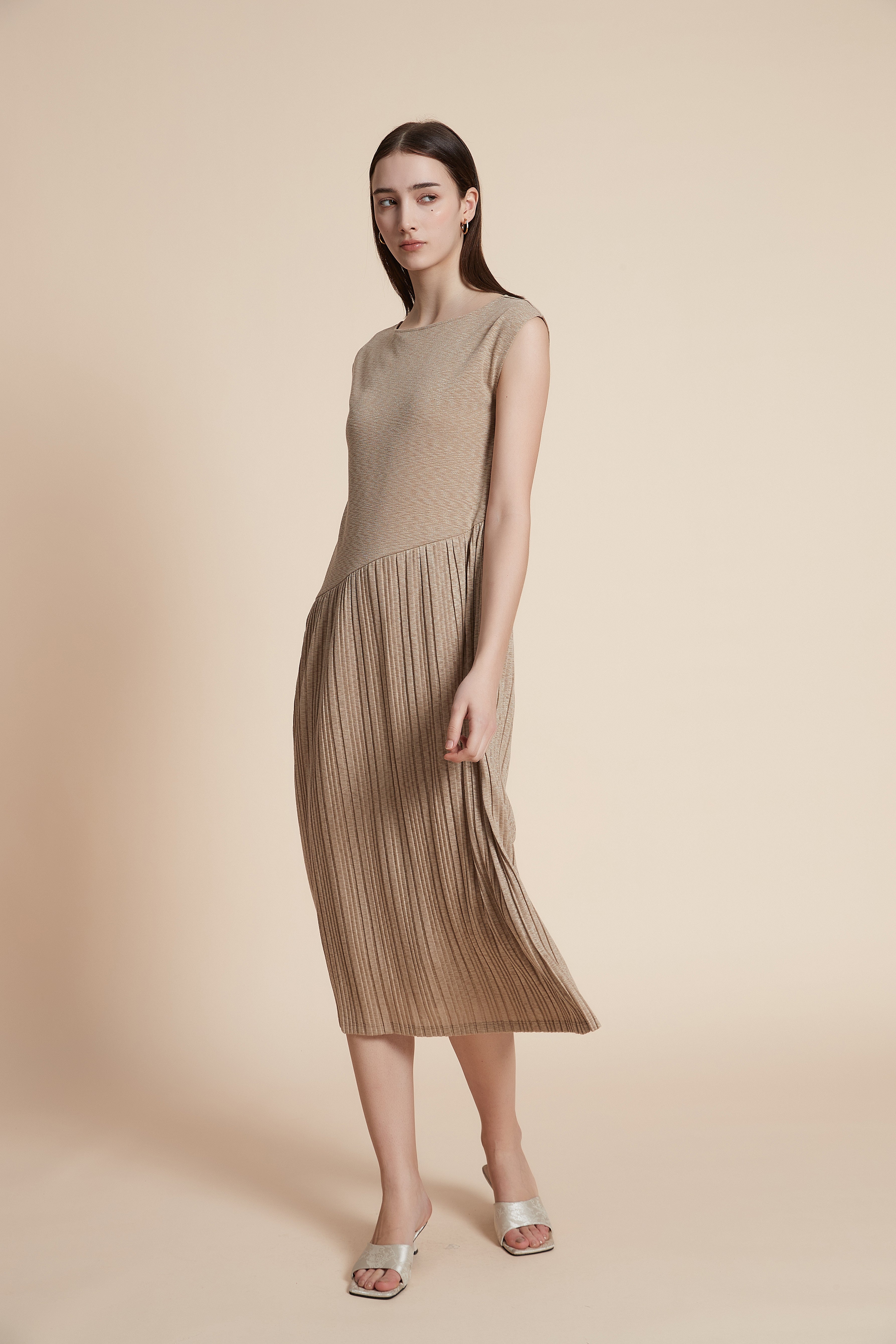 Plain sleeveless midi dress