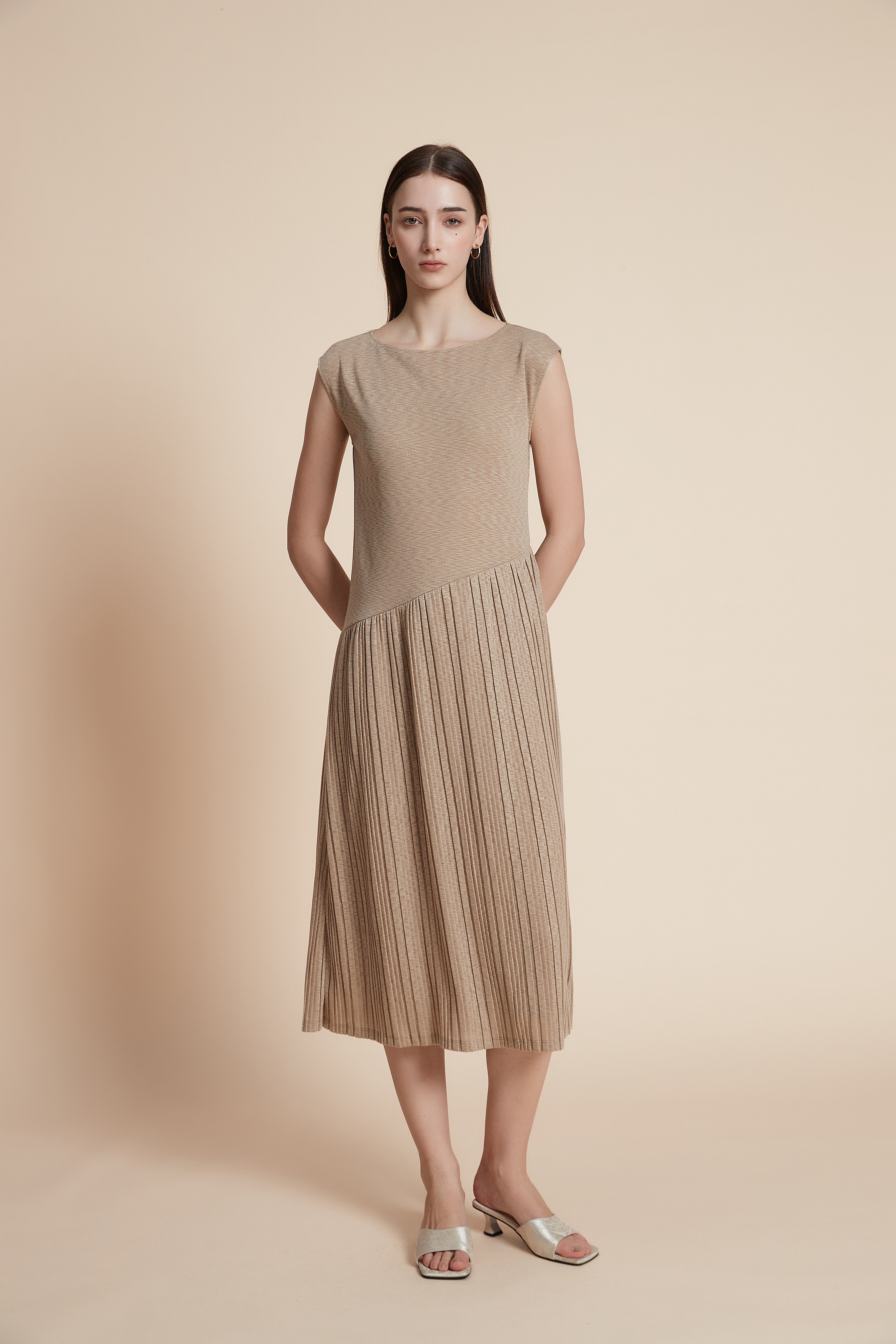 Plain sleeveless midi dress