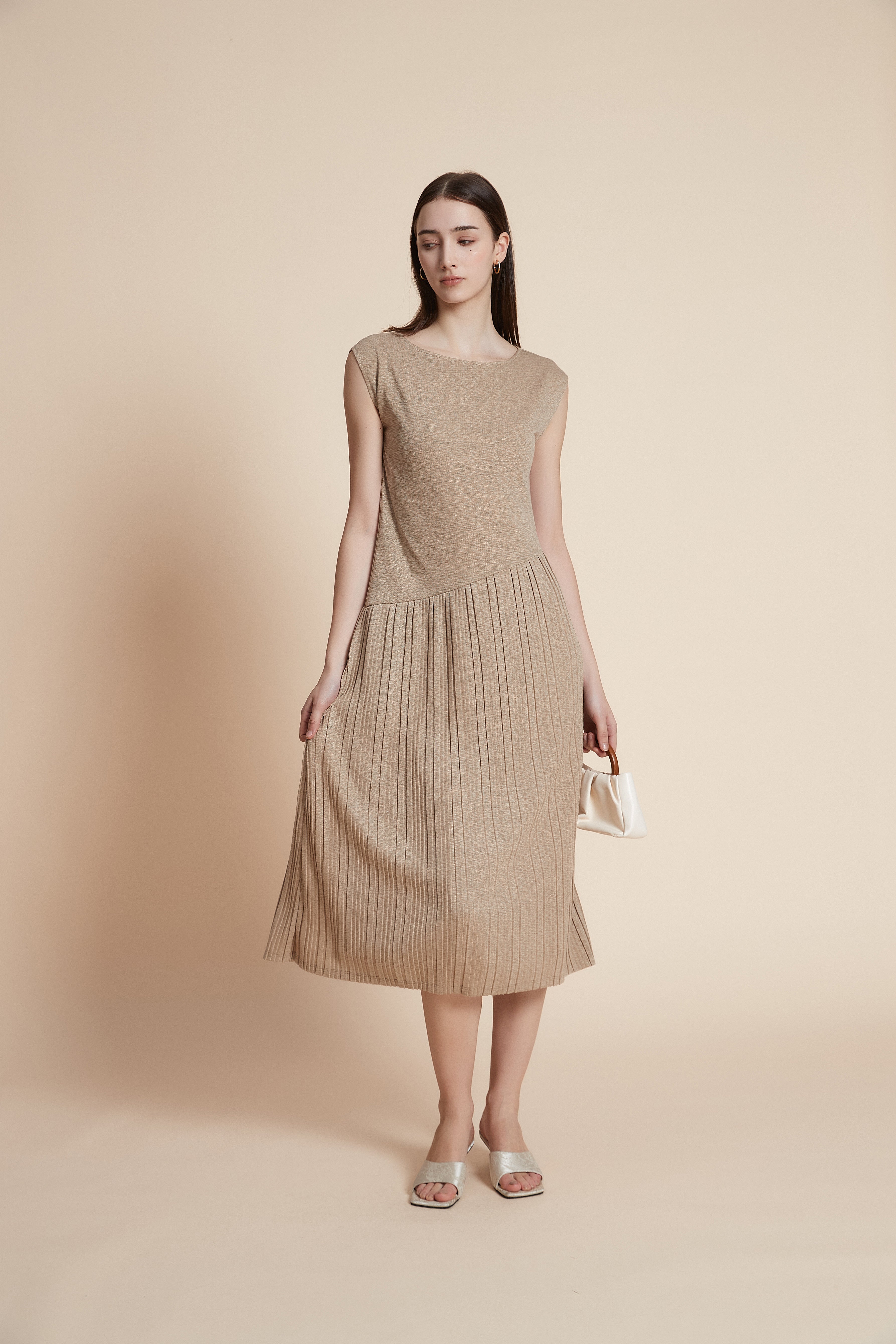 Plain sleeveless midi dress