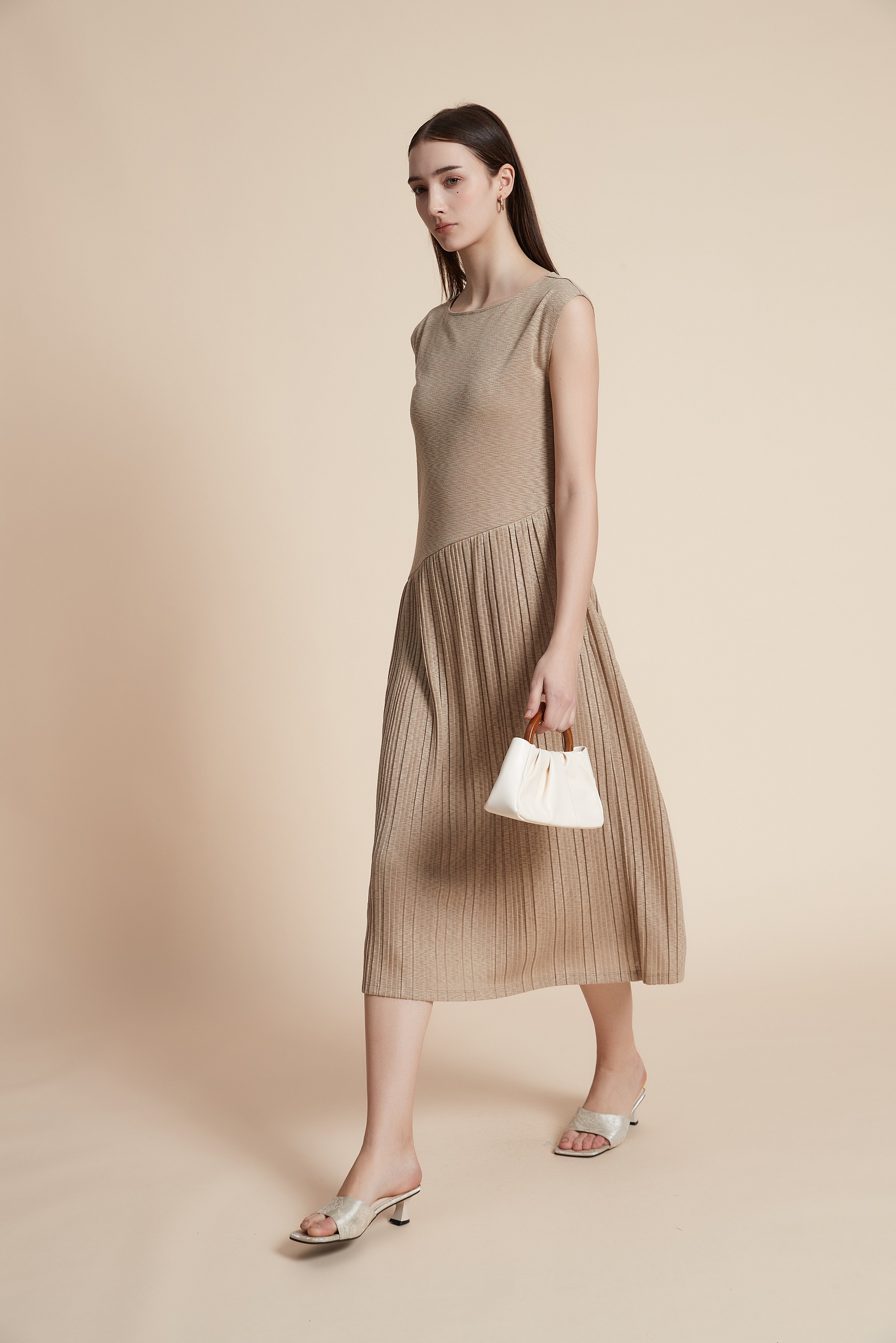 Plain sleeveless midi dress