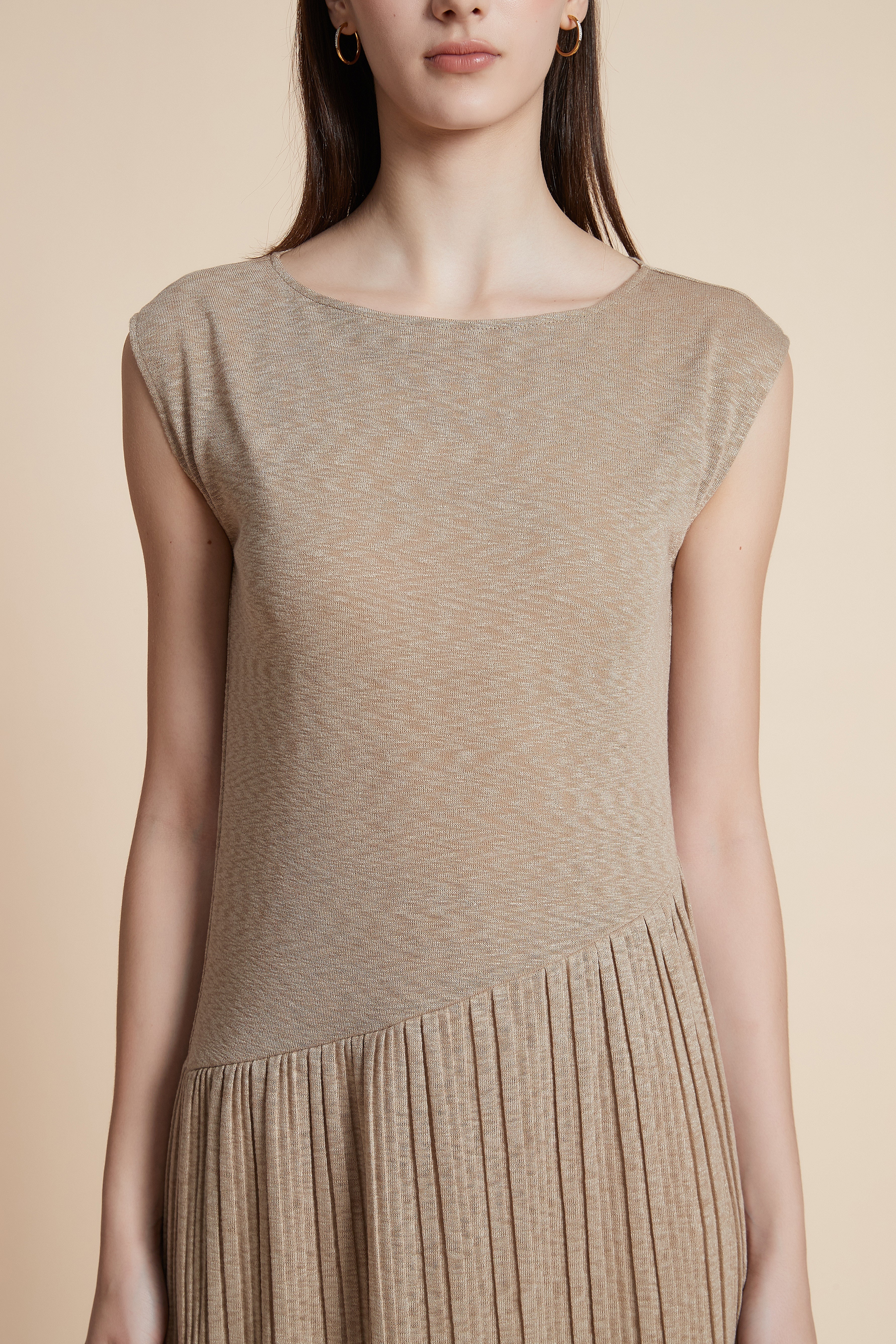 Plain sleeveless midi dress