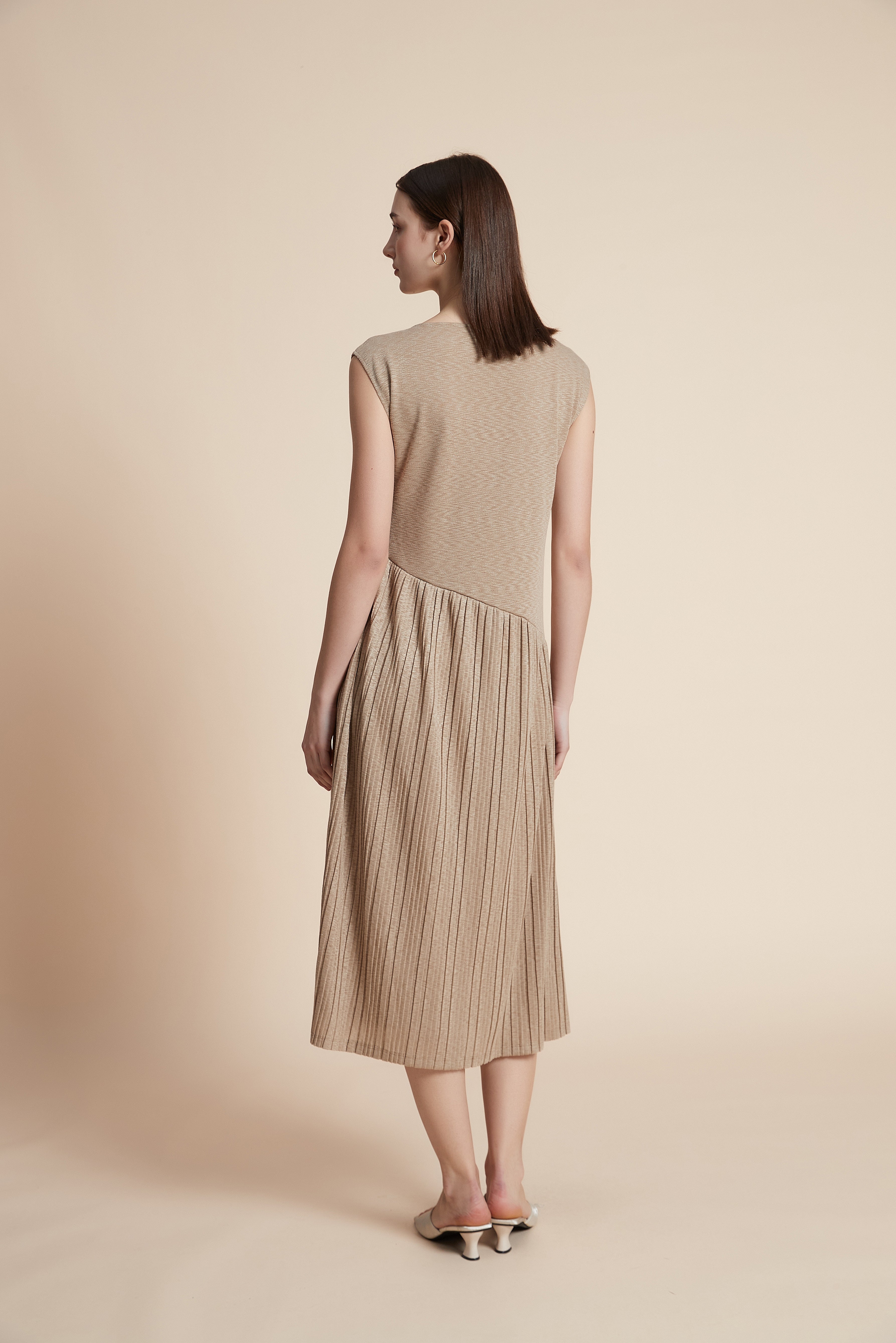 Plain sleeveless midi dress