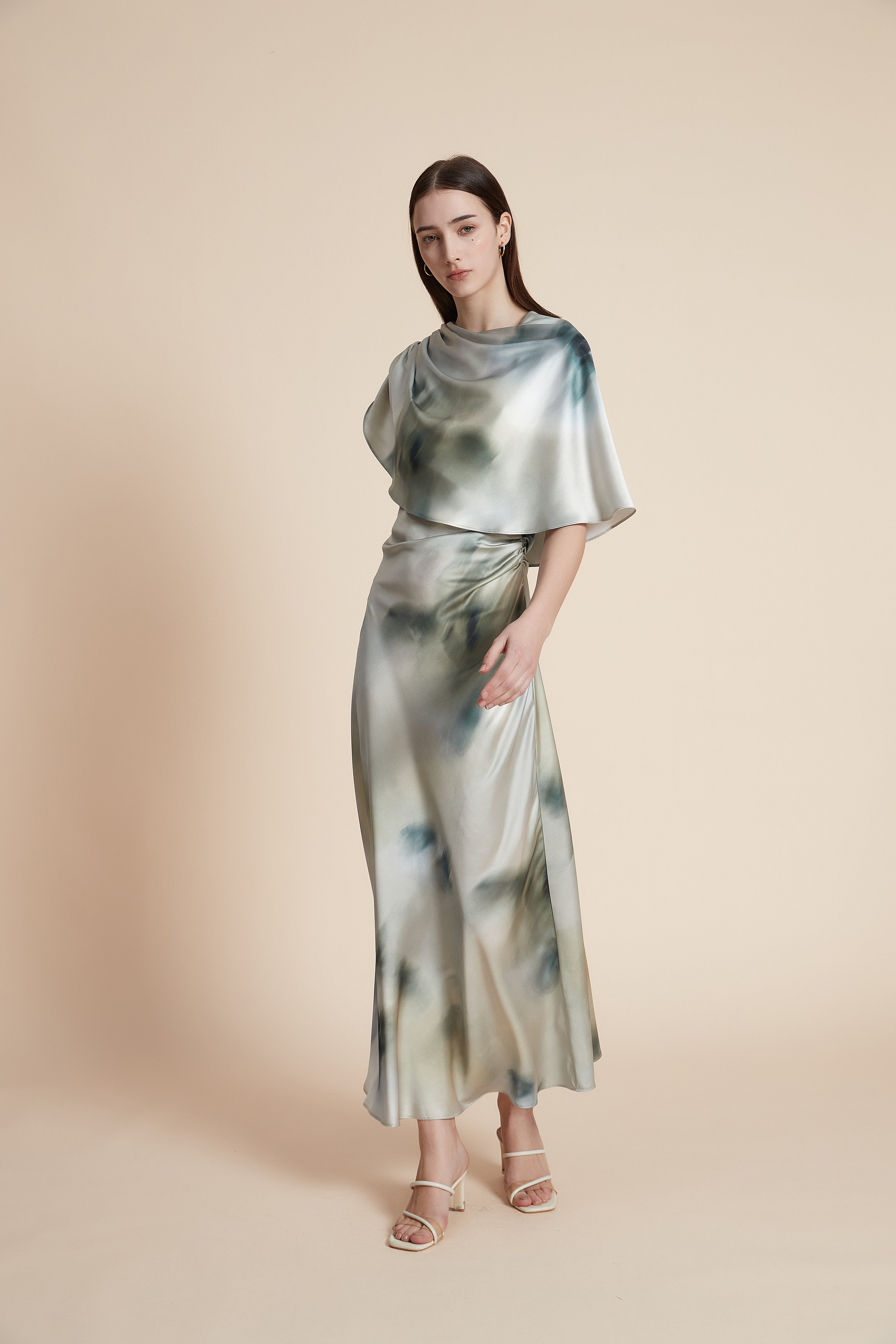 فستان ماكسي مطبوع قصير الأكمام