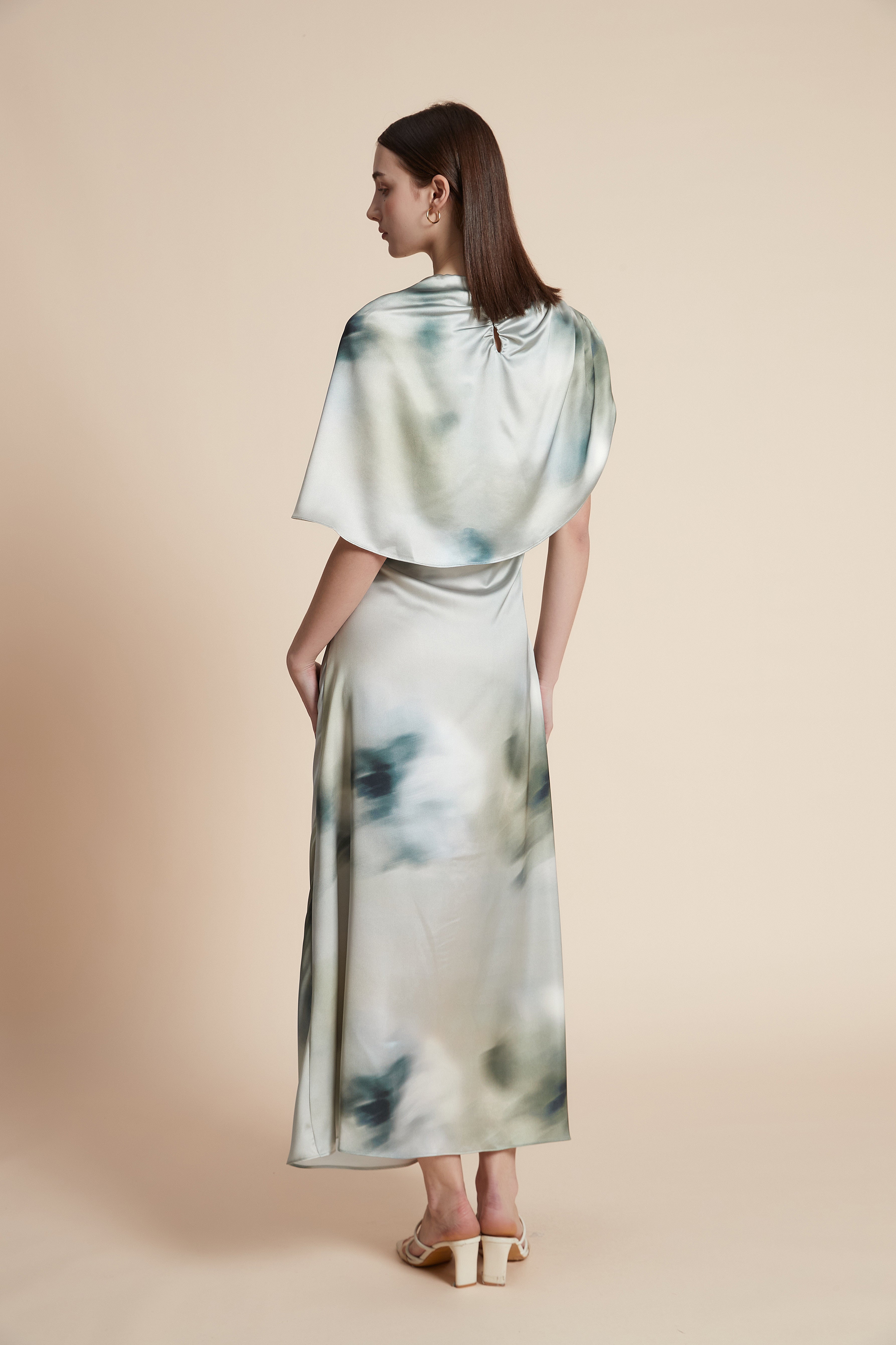 فستان ماكسي مطبوع قصير الأكمام