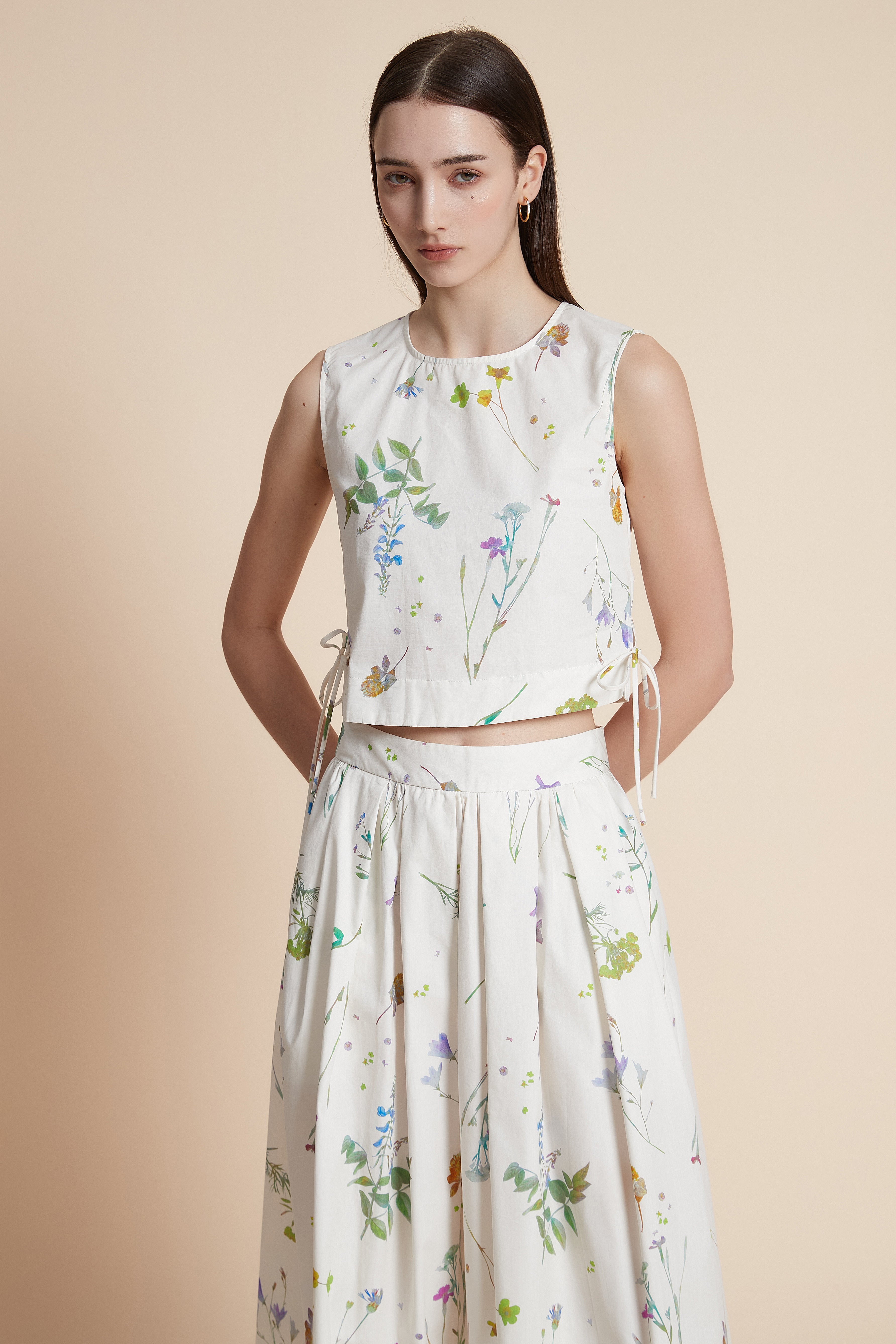 كروب توب بطول الخصر طبعة ازهار بدون أكمام