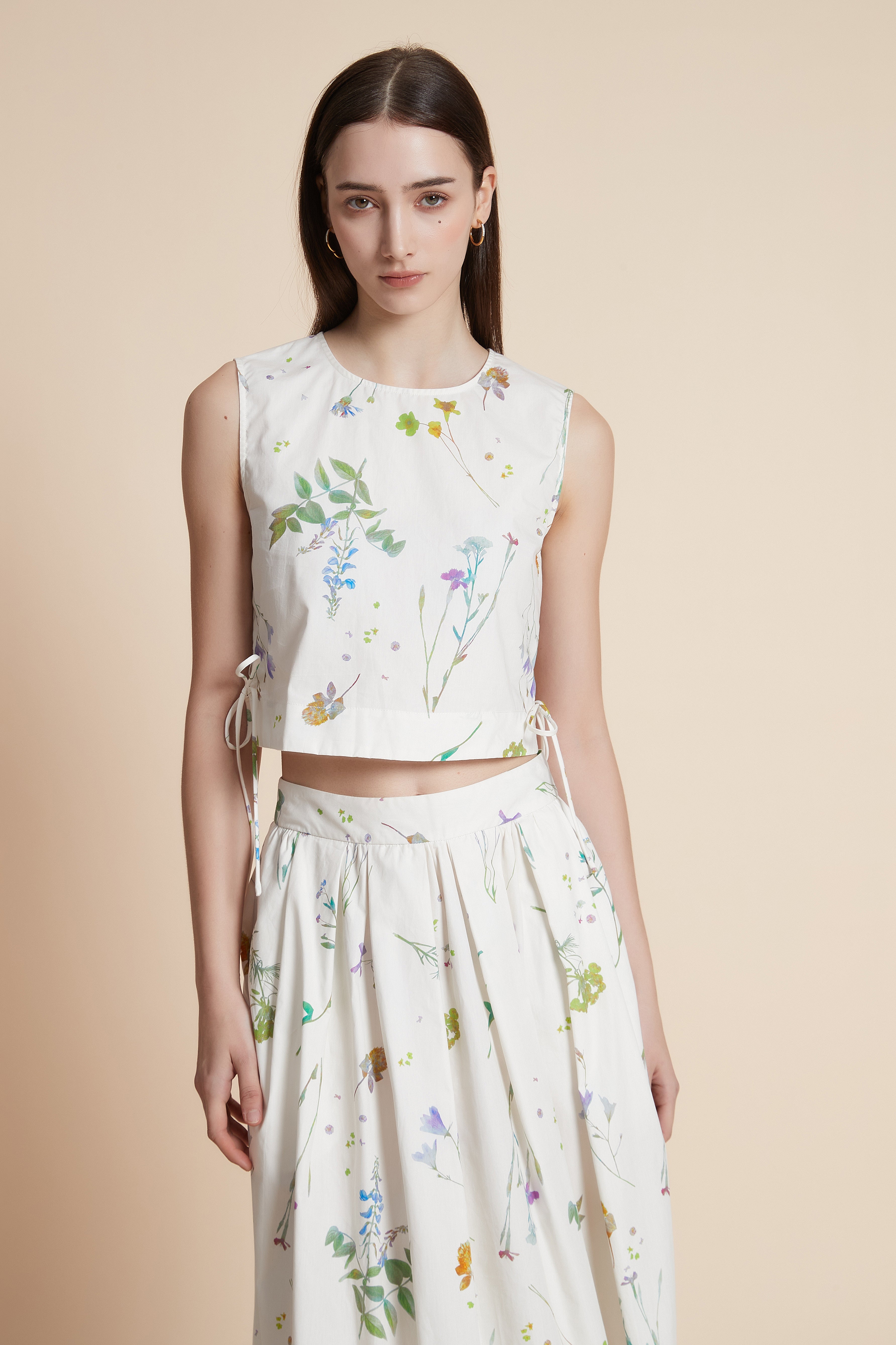 كروب توب بطول الخصر طبعة ازهار بدون أكمام