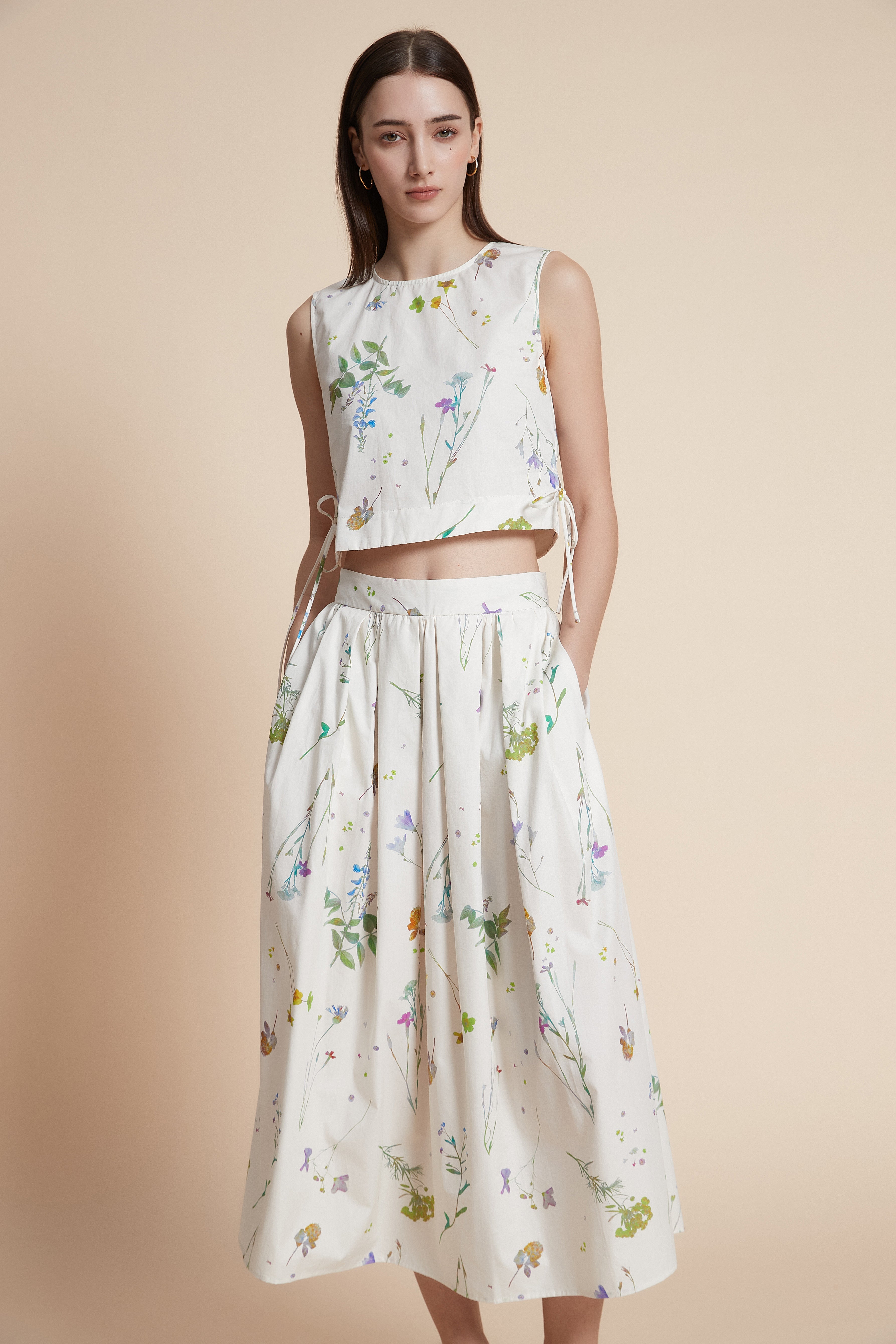 كروب توب بطول الخصر طبعة ازهار بدون أكمام