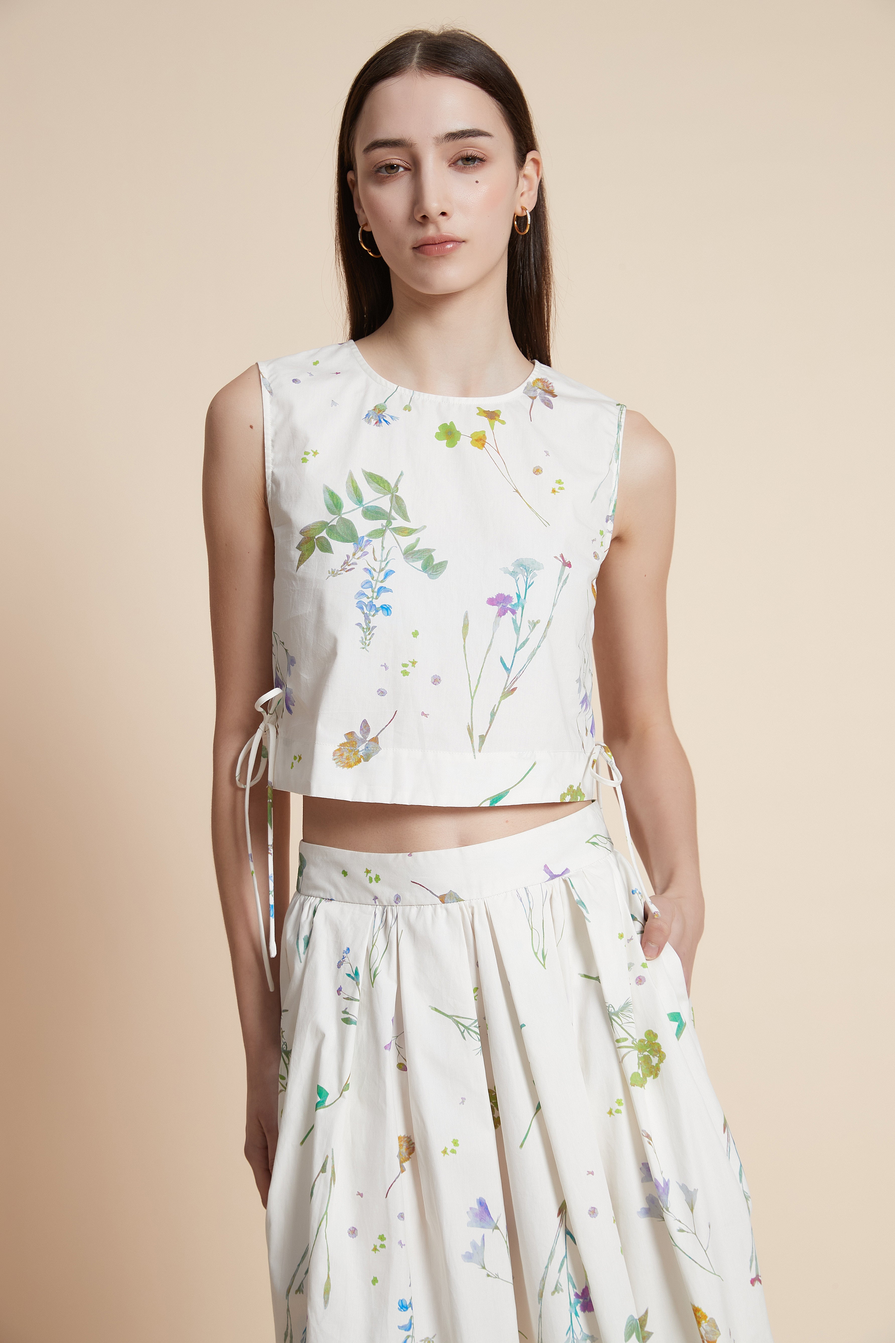 كروب توب بطول الخصر طبعة ازهار بدون أكمام