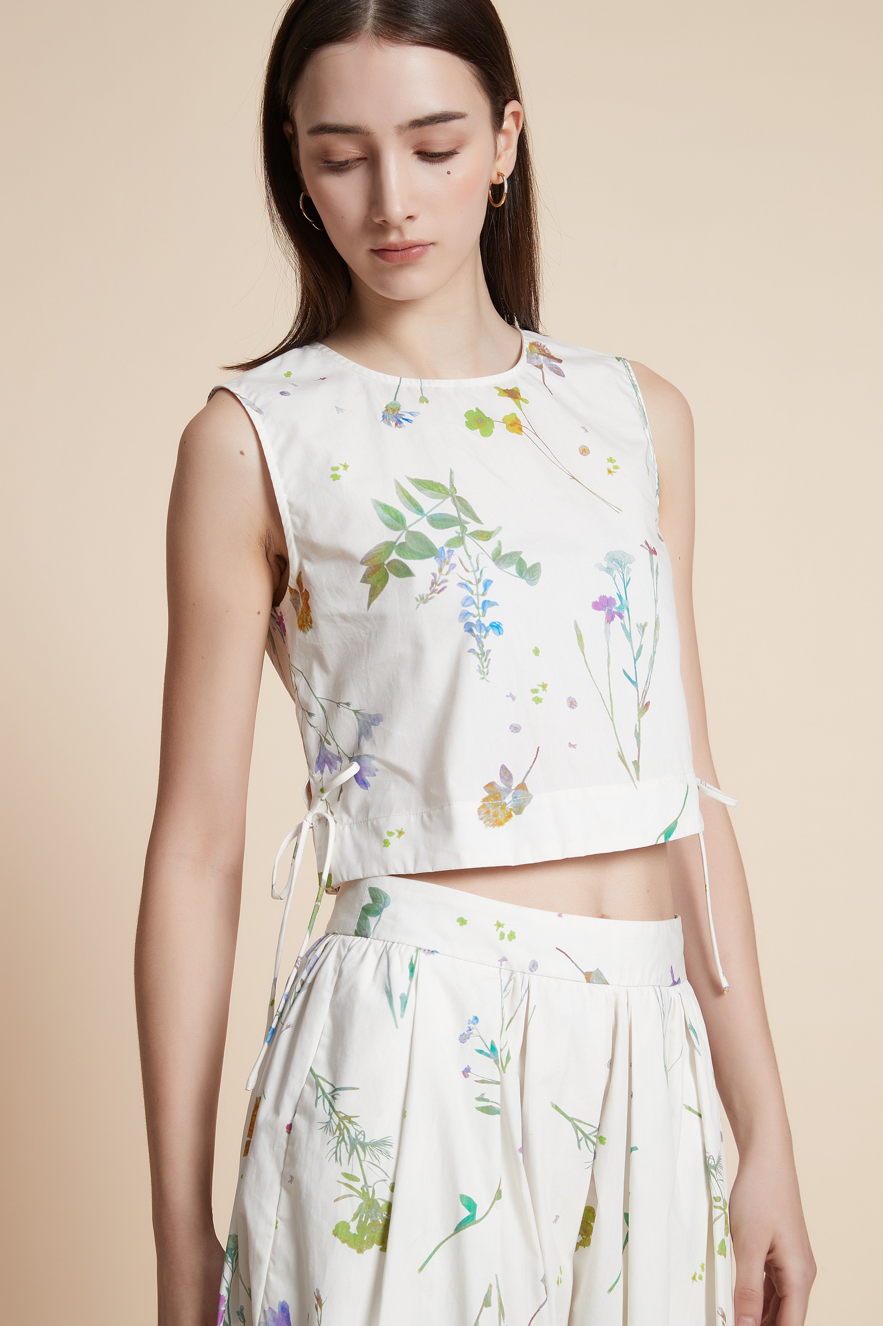 كروب توب بطول الخصر طبعة ازهار بدون أكمام