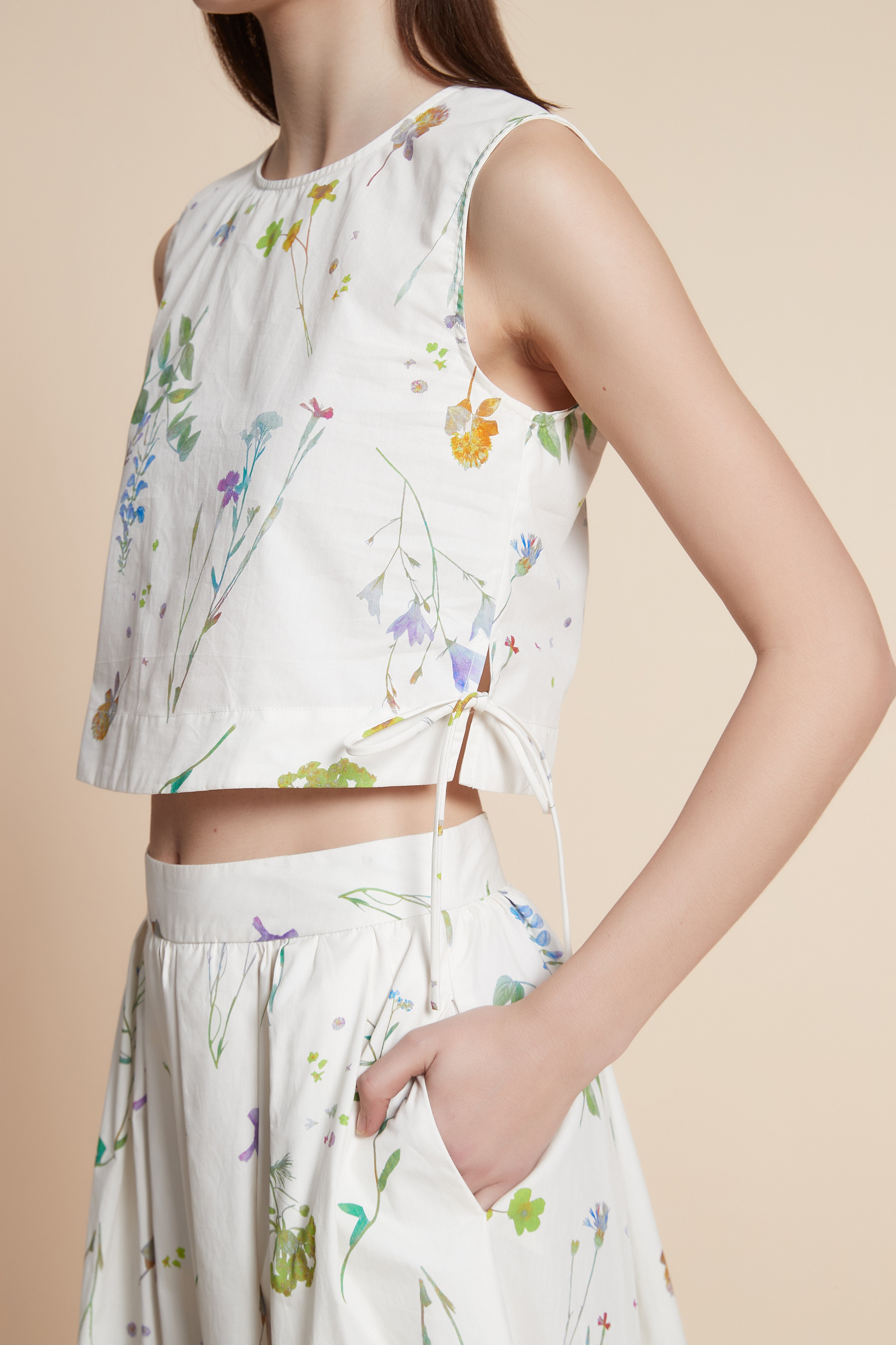 كروب توب بطول الخصر طبعة ازهار بدون أكمام