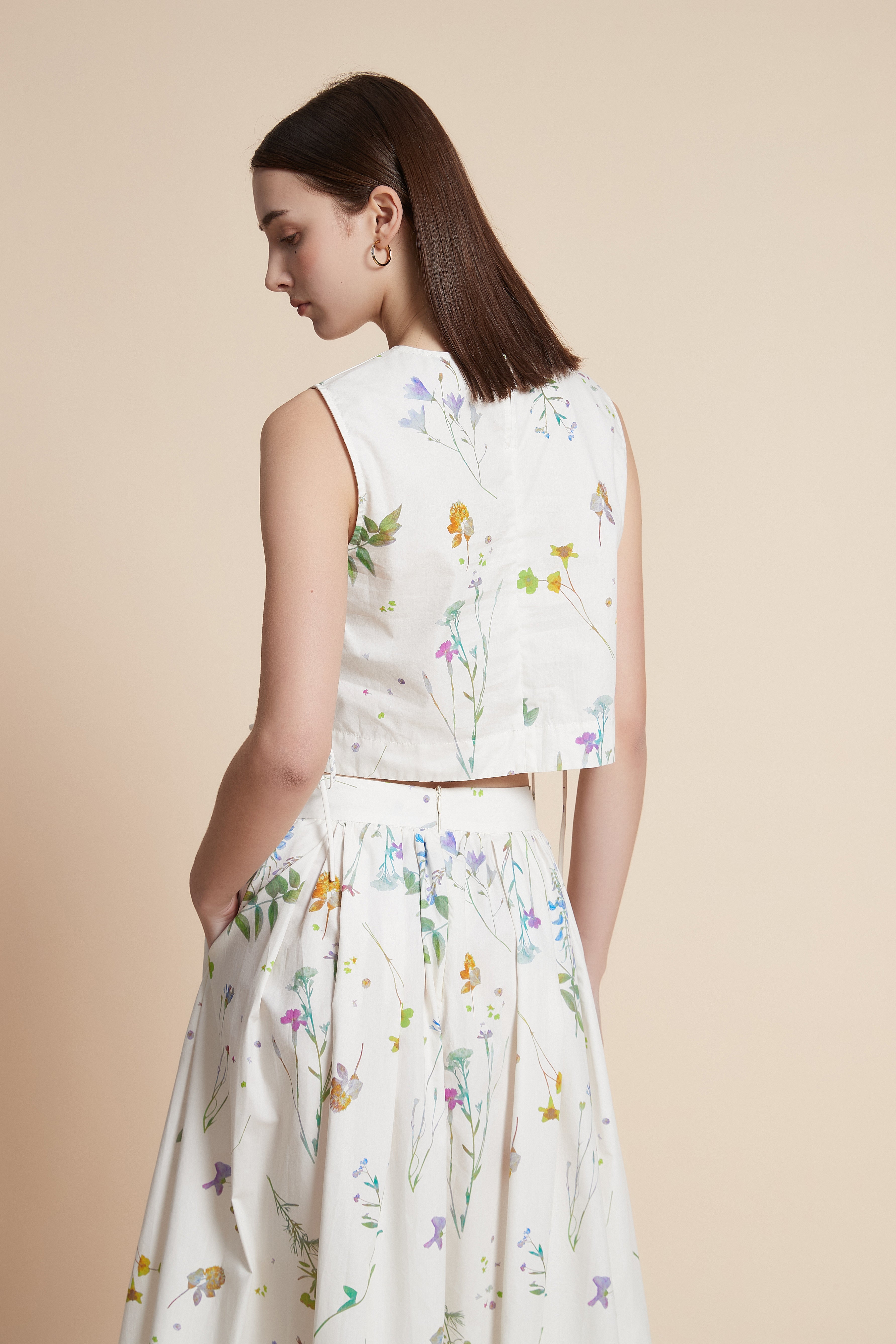 كروب توب بطول الخصر طبعة ازهار بدون أكمام