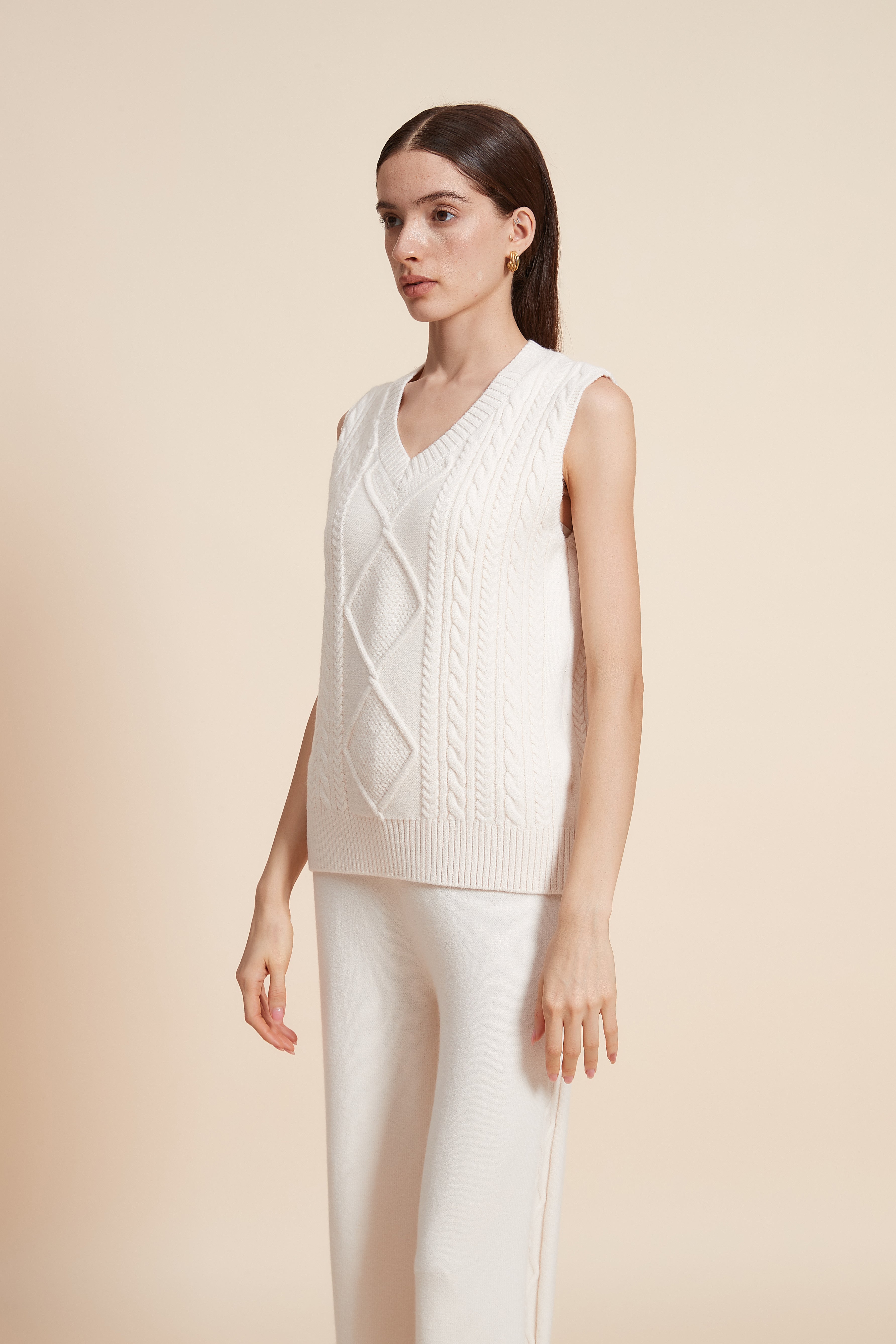 بلوزة متوسطة الطول سادة بدون اكمام