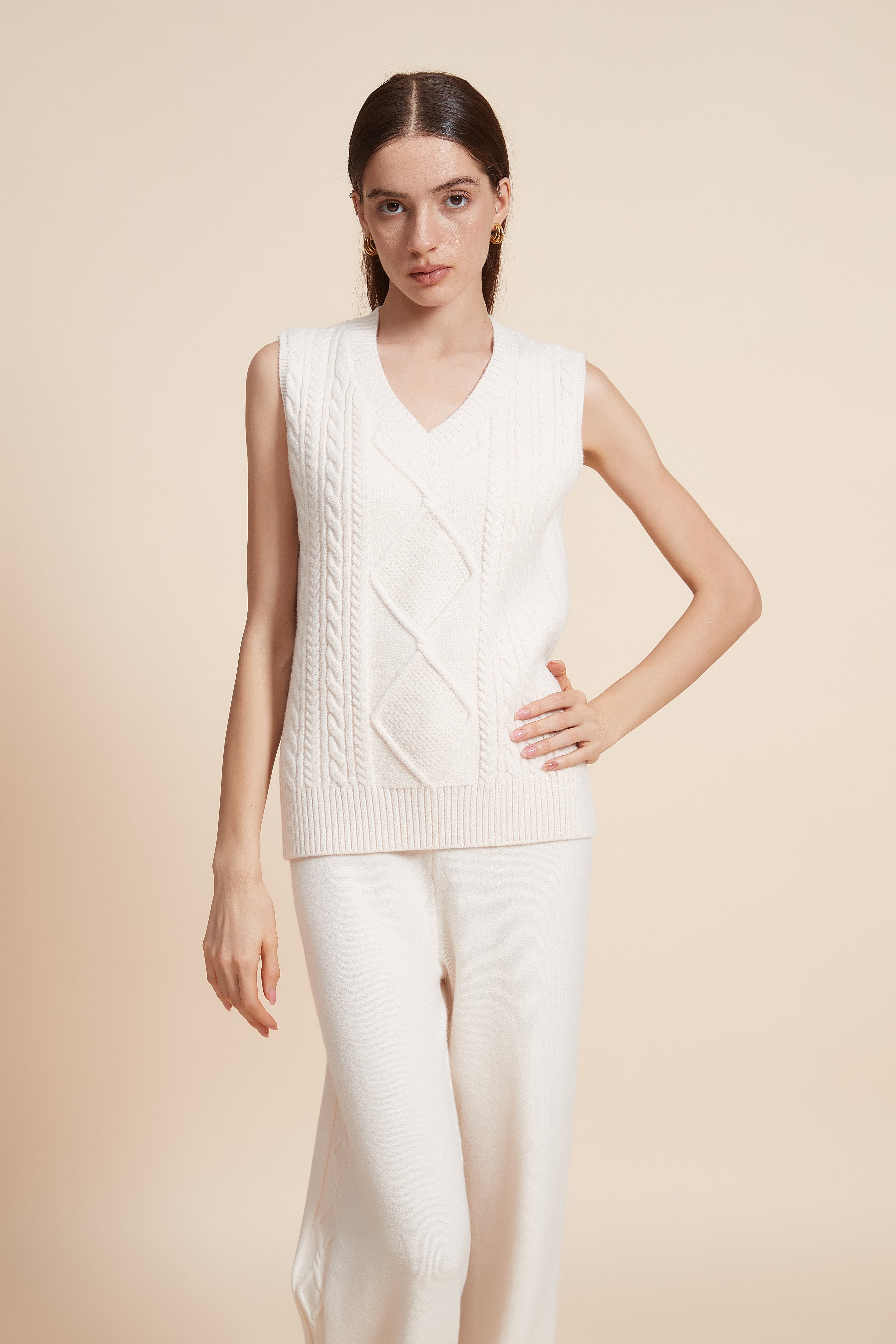 بلوزة متوسطة الطول سادة بدون اكمام