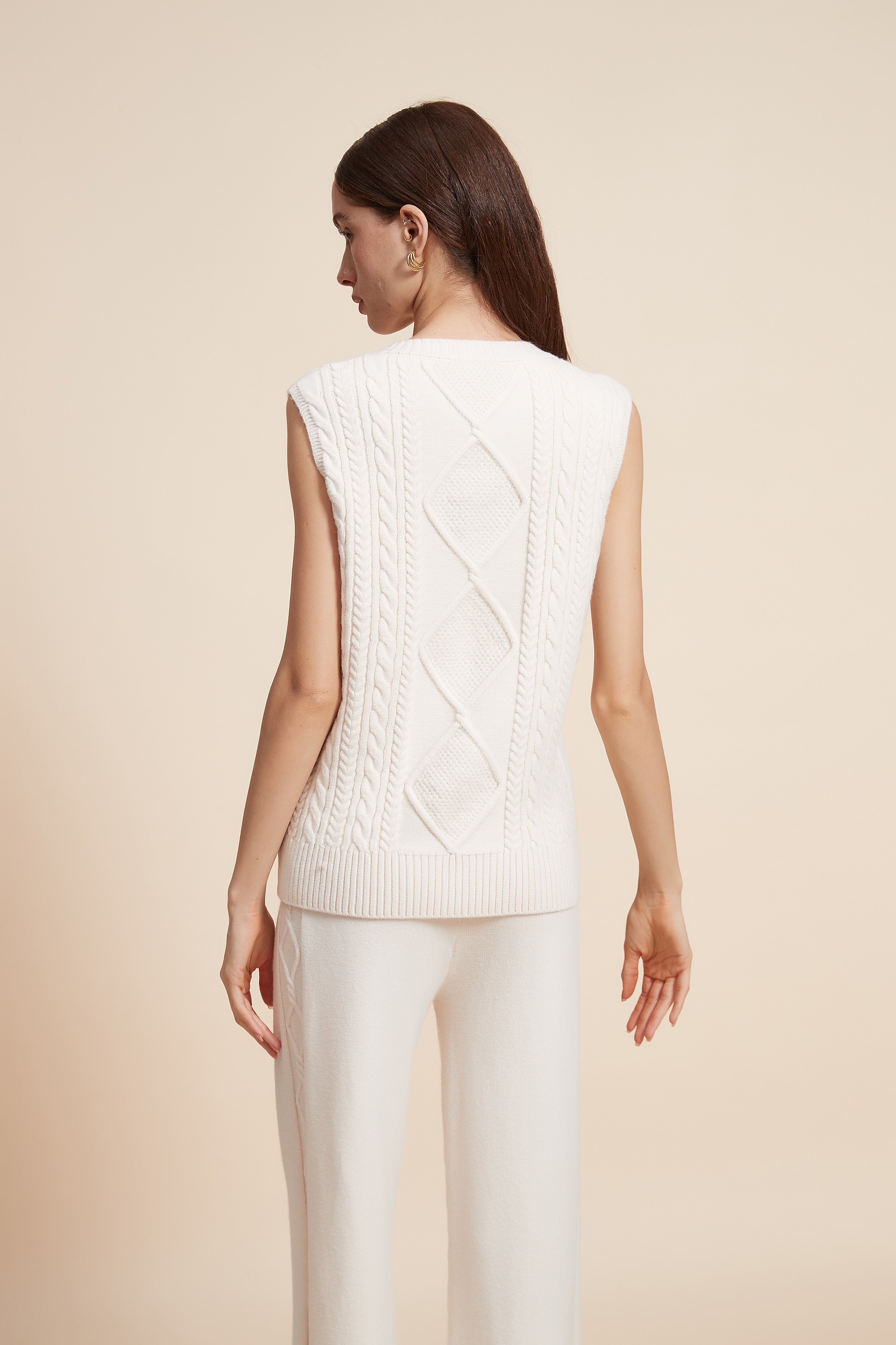 بلوزة متوسطة الطول سادة بدون اكمام