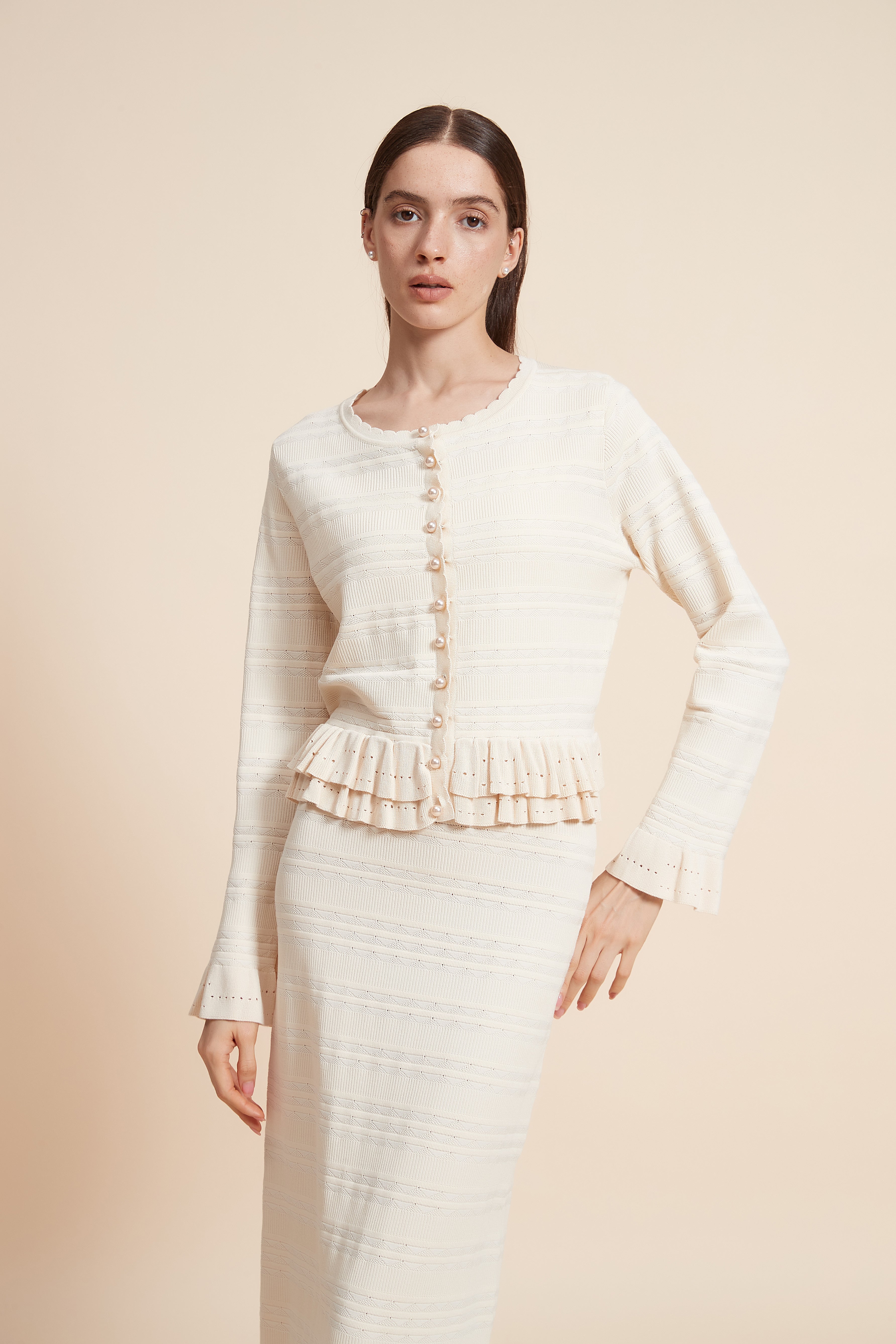 بلوزة قصيرة كرانيش من الاسفل اكمام طويلة