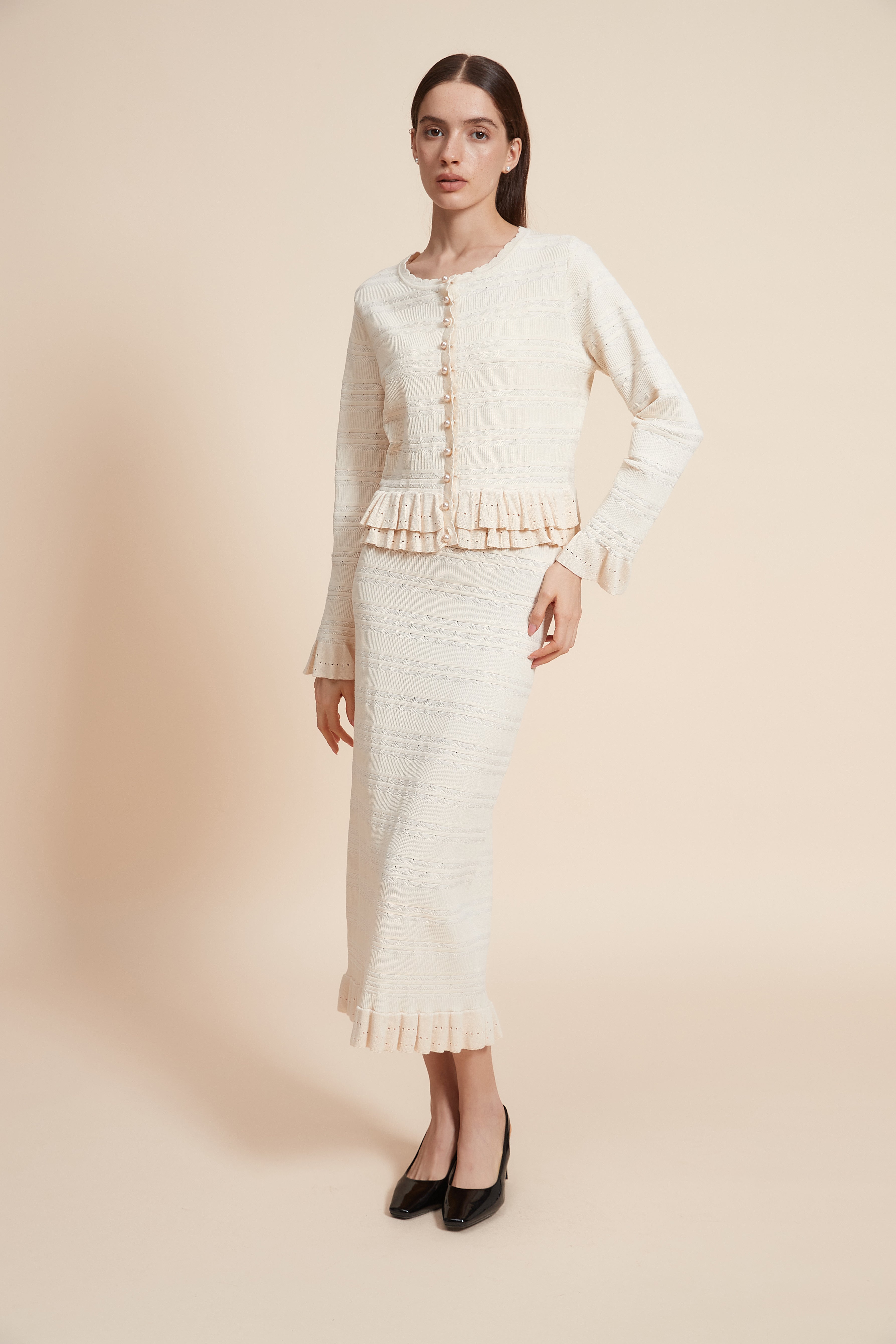 بلوزة قصيرة كرانيش من الاسفل اكمام طويلة