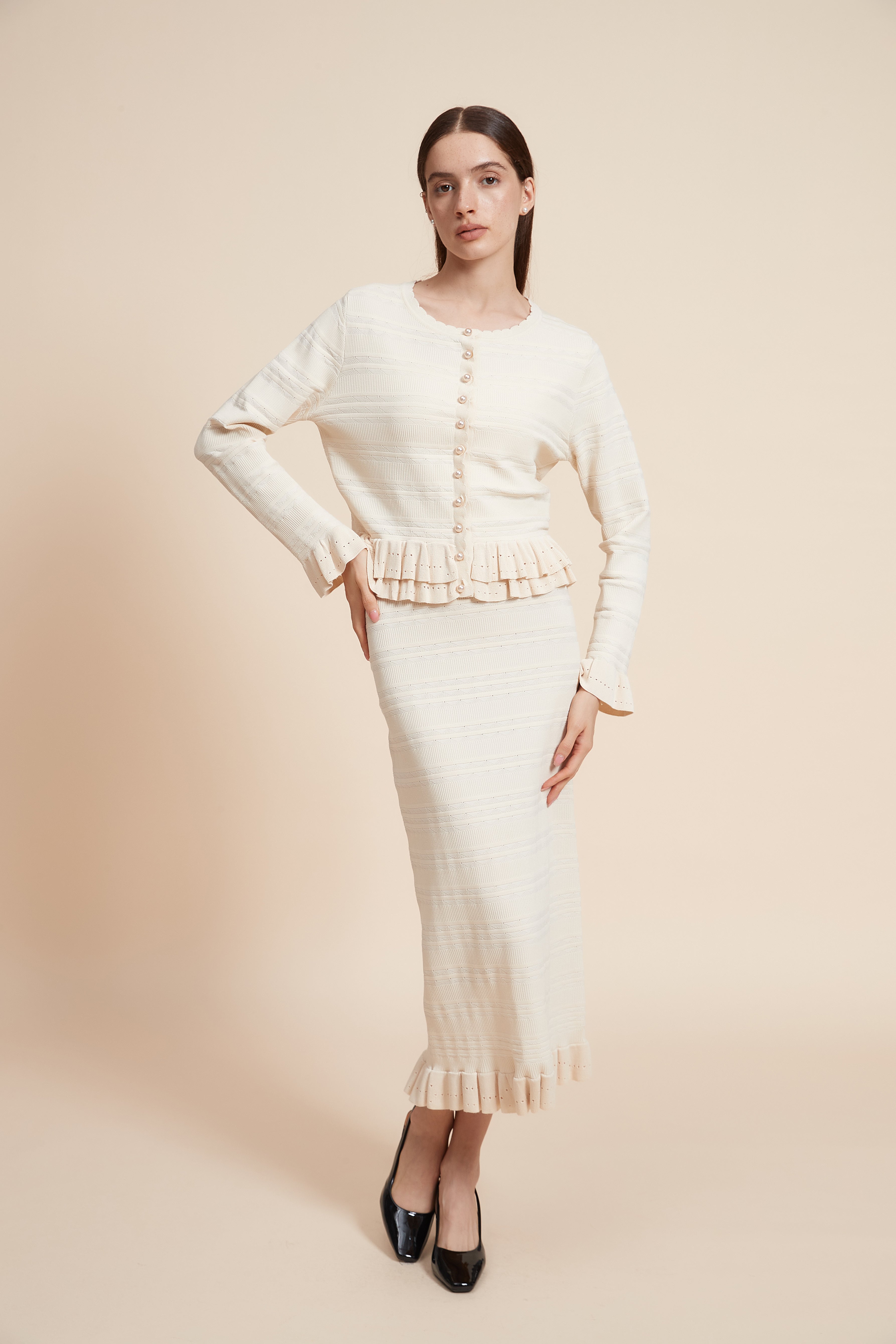 بلوزة قصيرة كرانيش من الاسفل اكمام طويلة