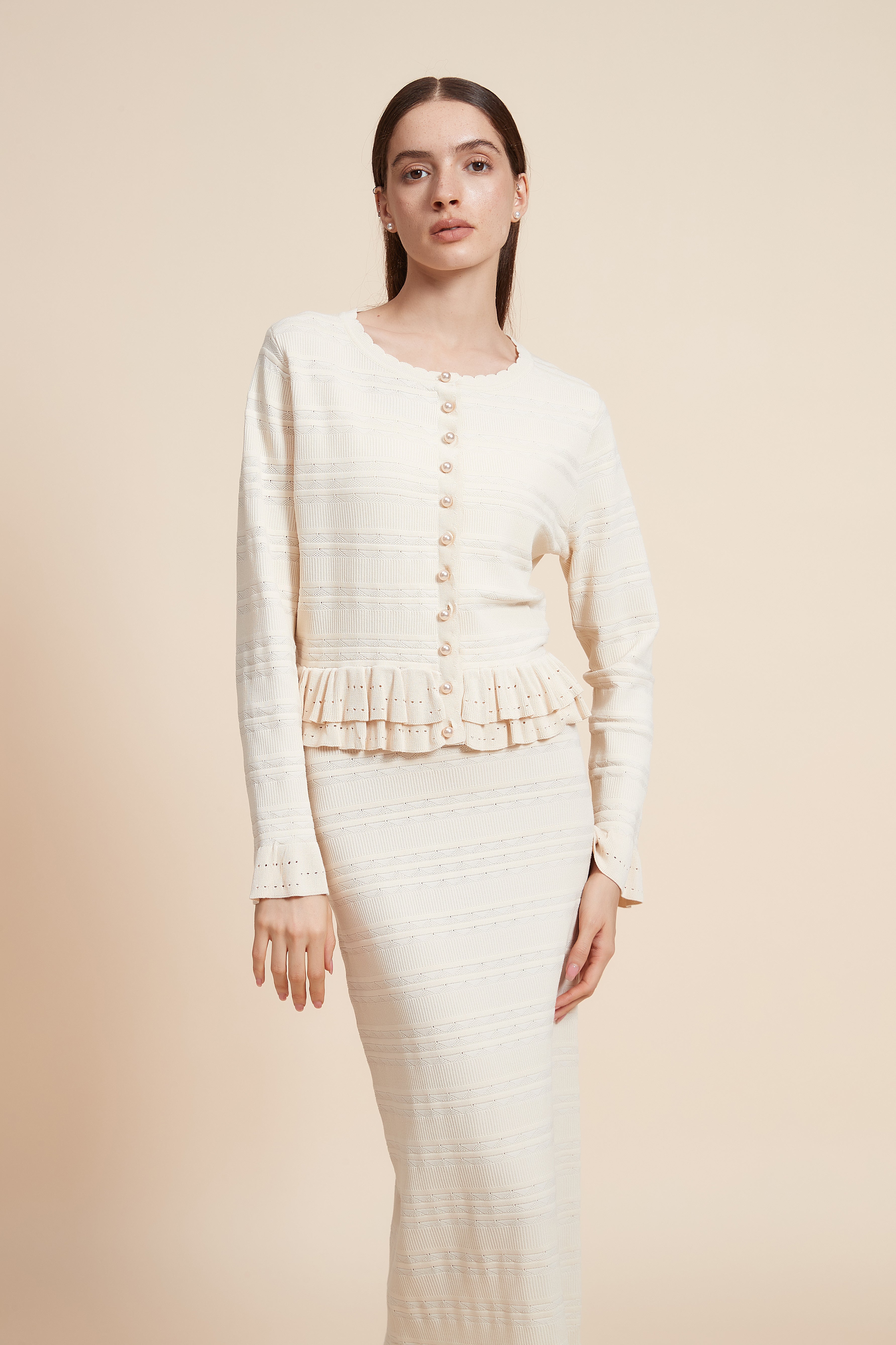 بلوزة قصيرة كرانيش من الاسفل اكمام طويلة