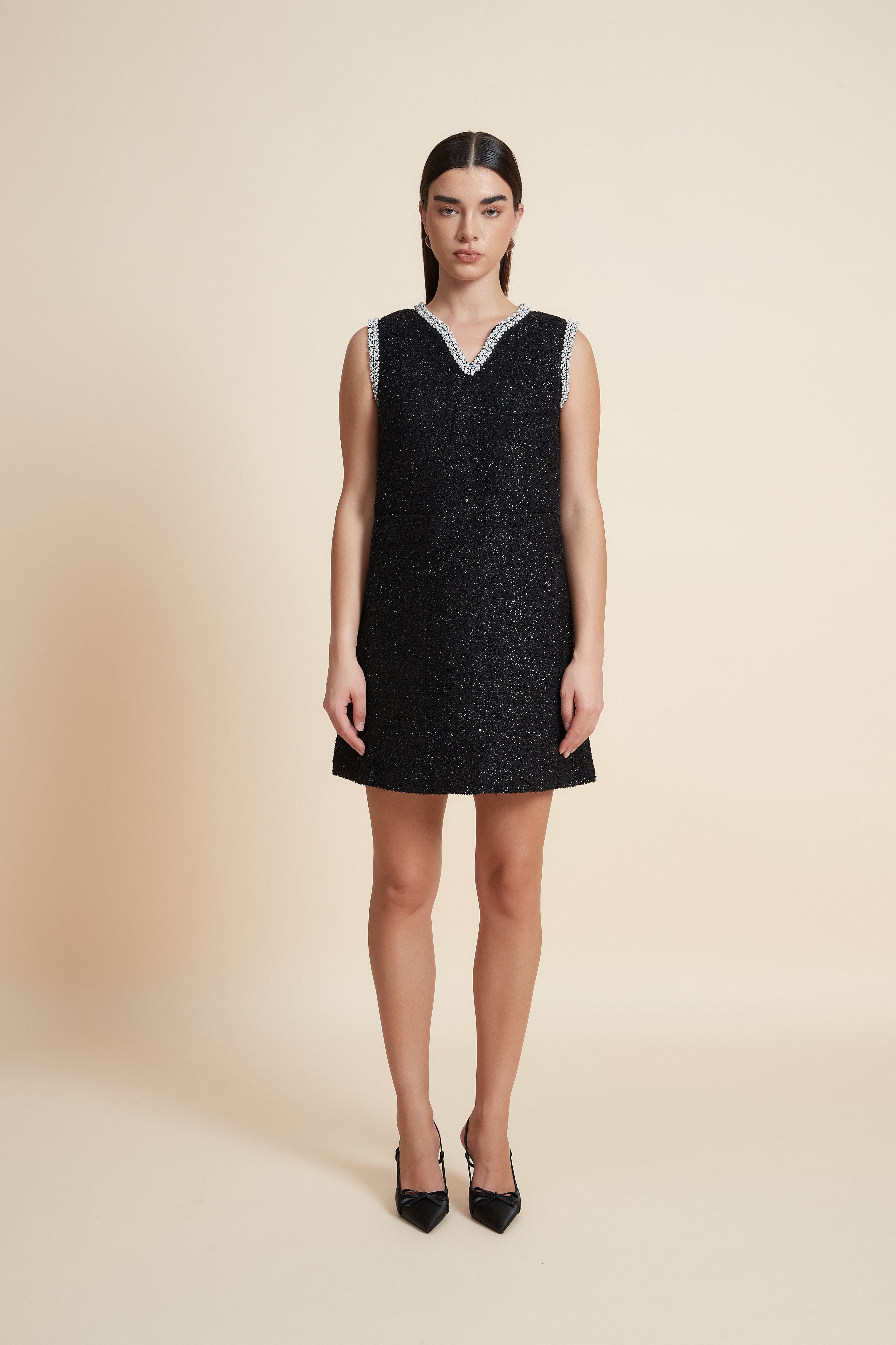 فستان قصير لامع بدون أكمام