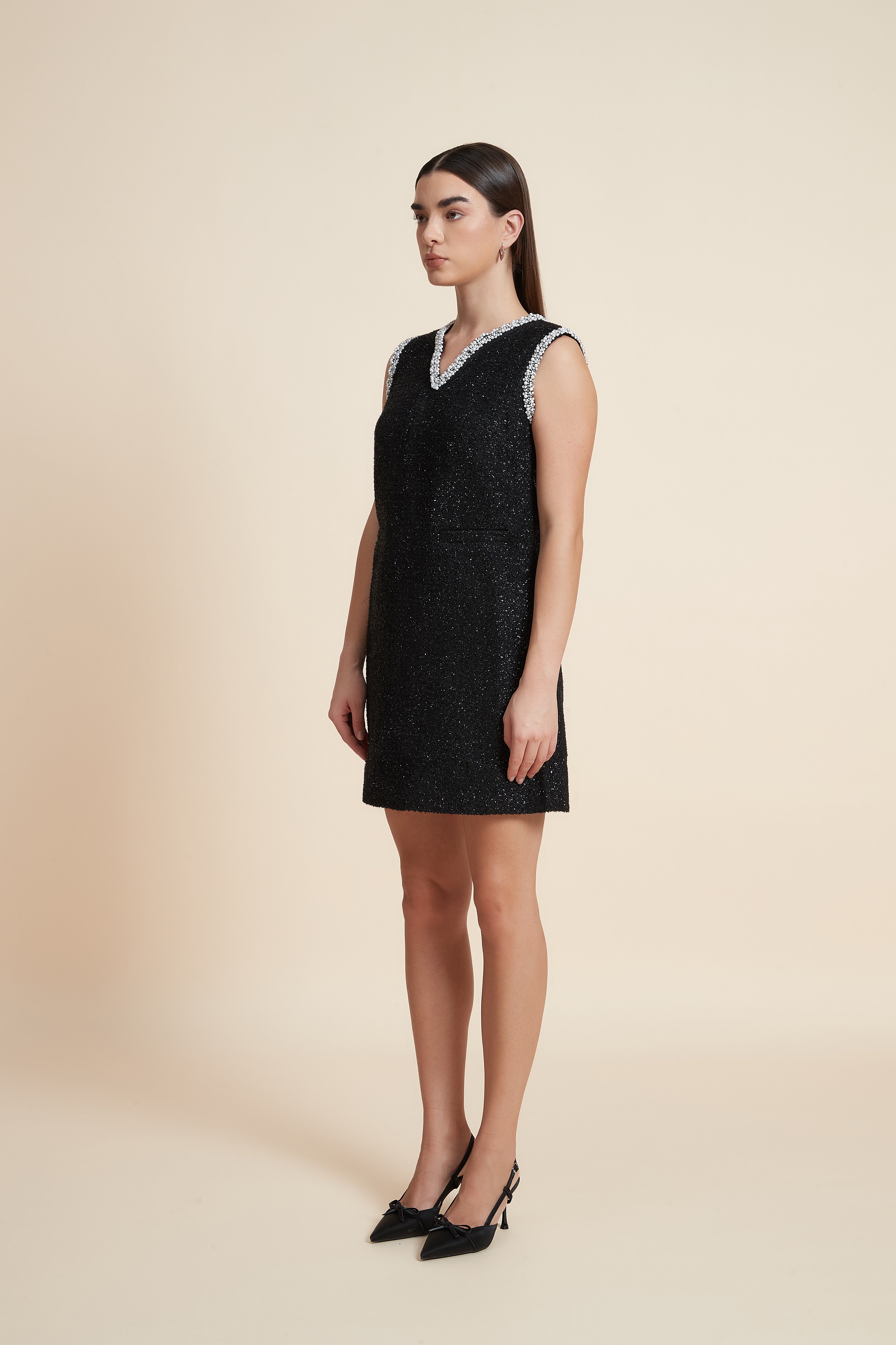 فستان قصير لامع بدون أكمام