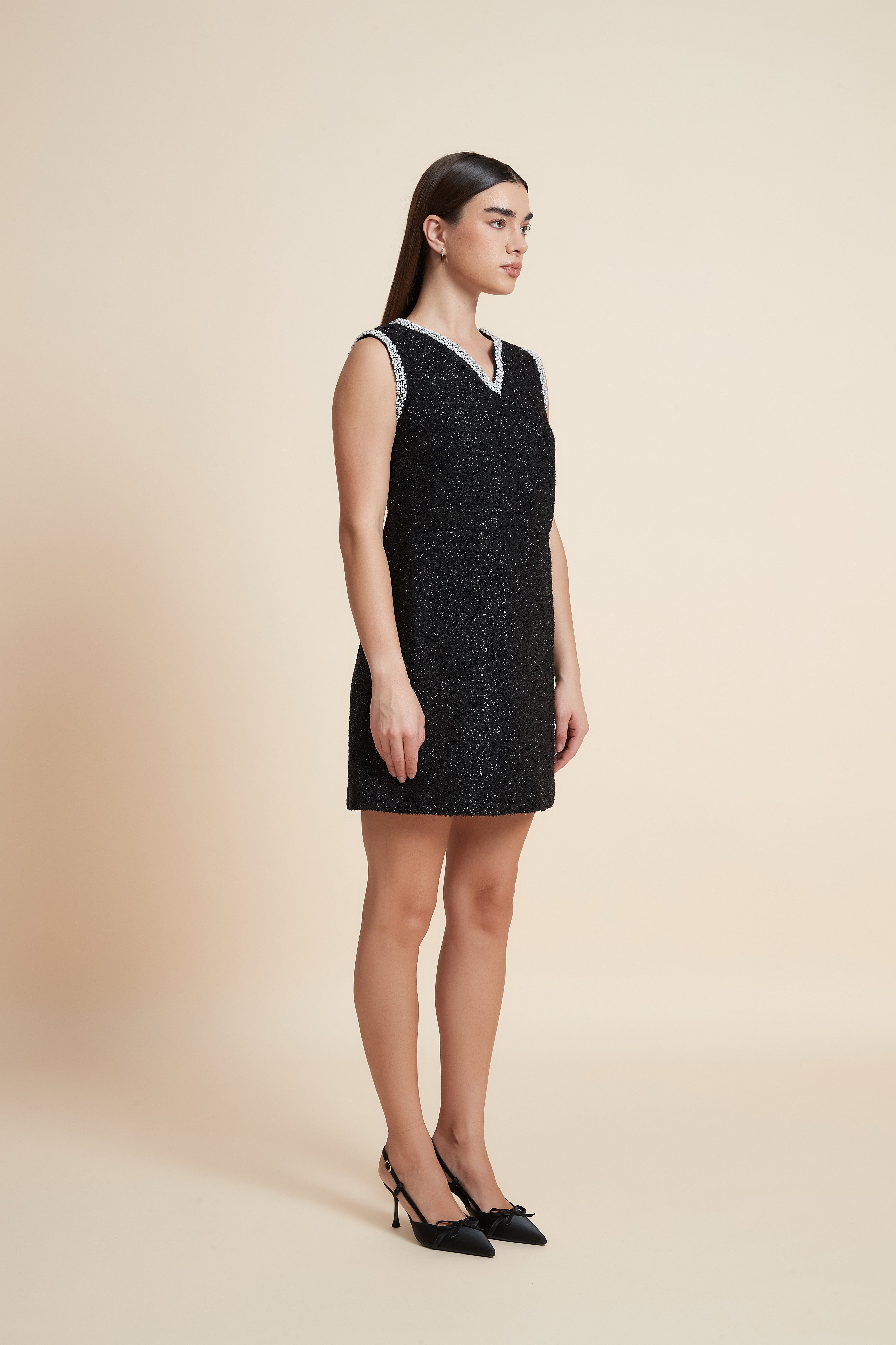 فستان قصير لامع بدون أكمام