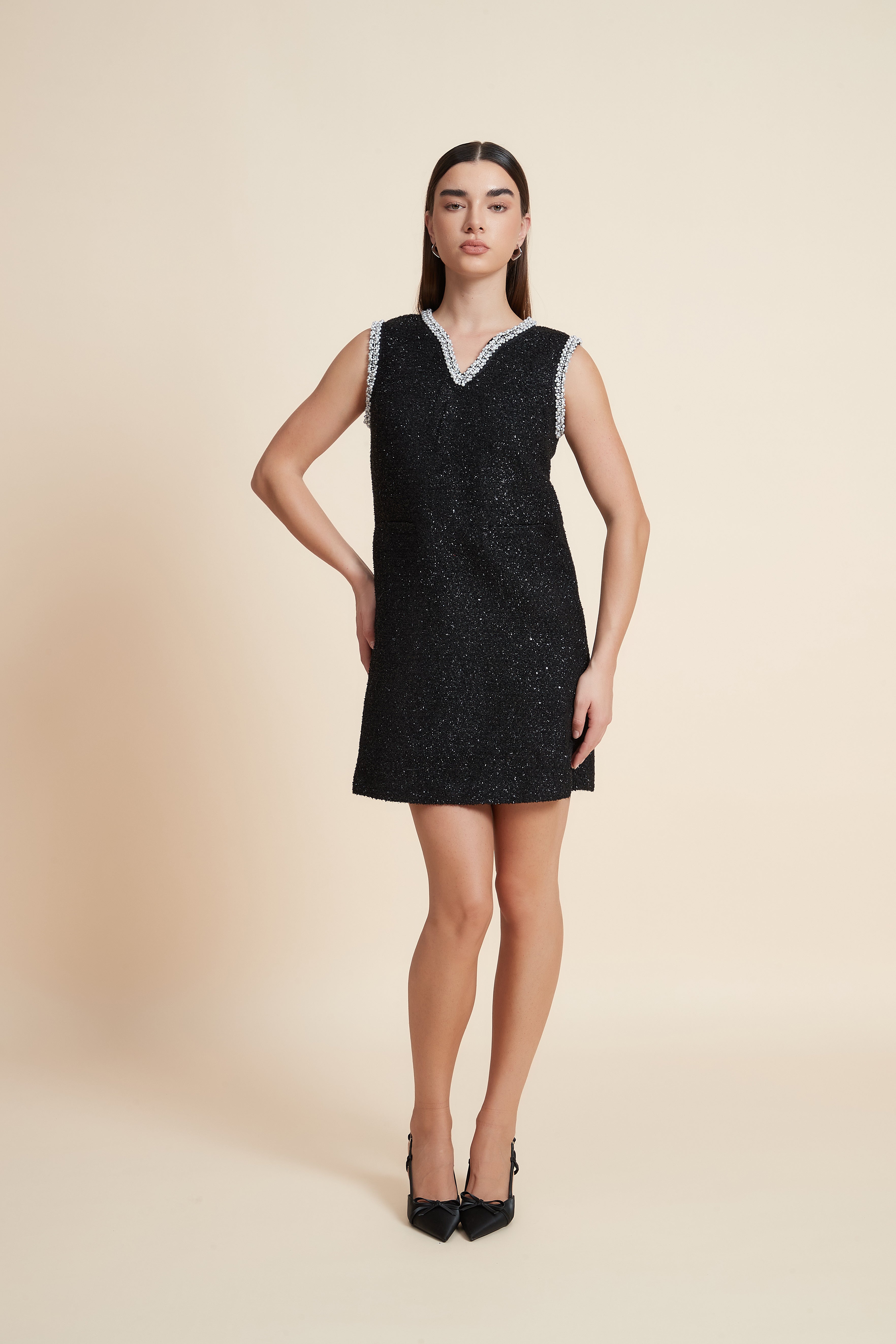 فستان قصير لامع بدون أكمام