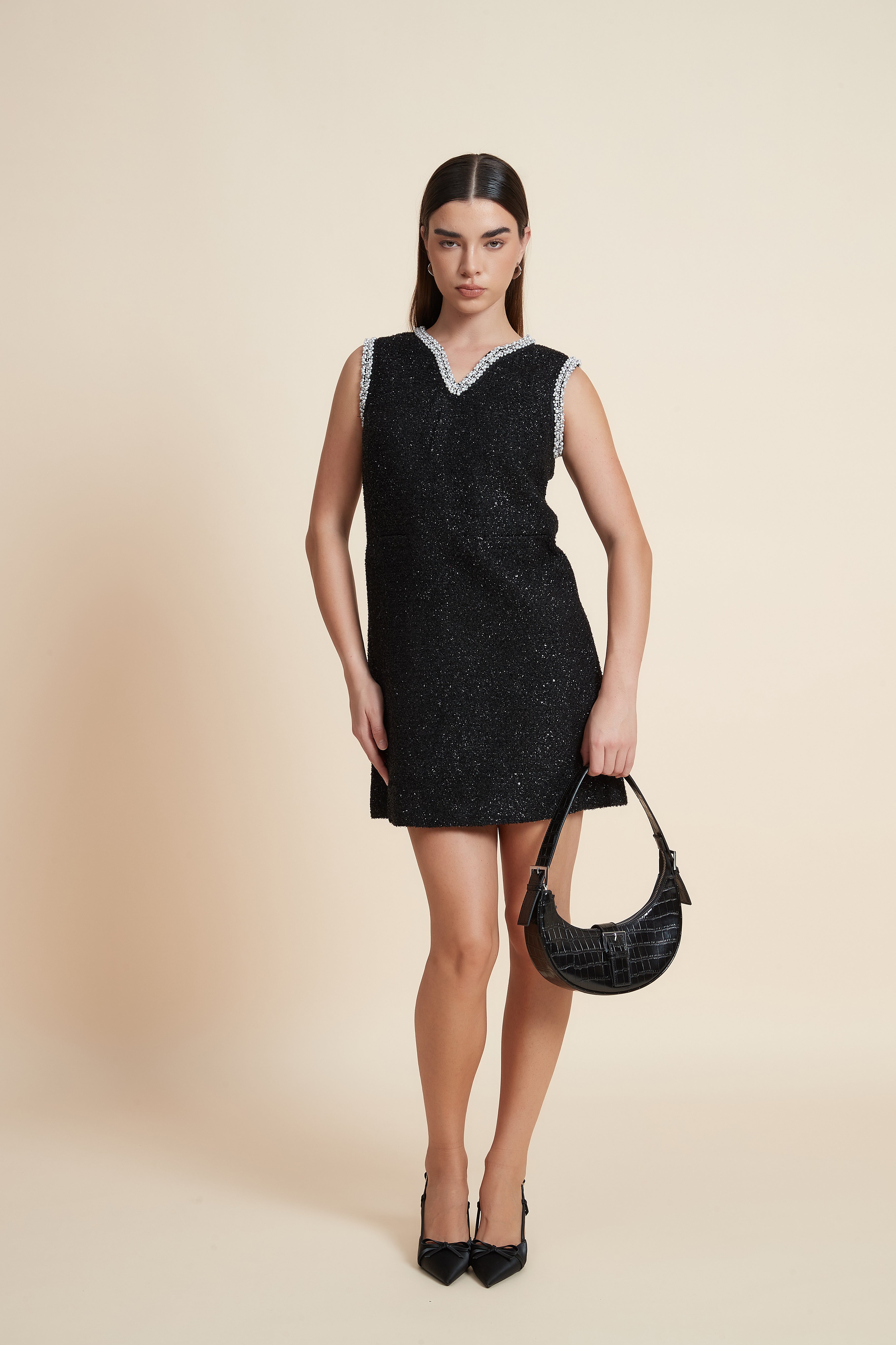 فستان قصير لامع بدون أكمام