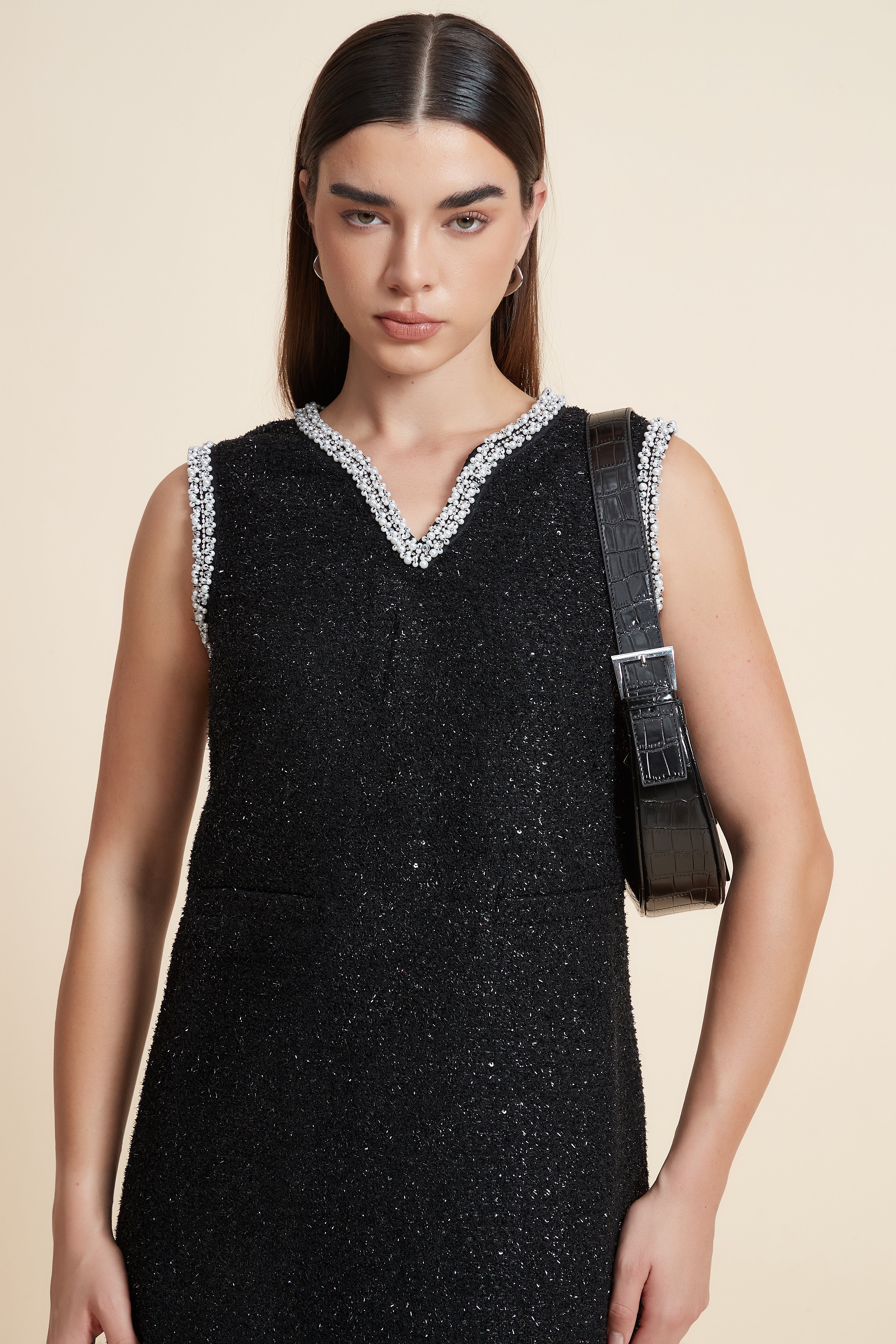 فستان قصير لامع بدون أكمام