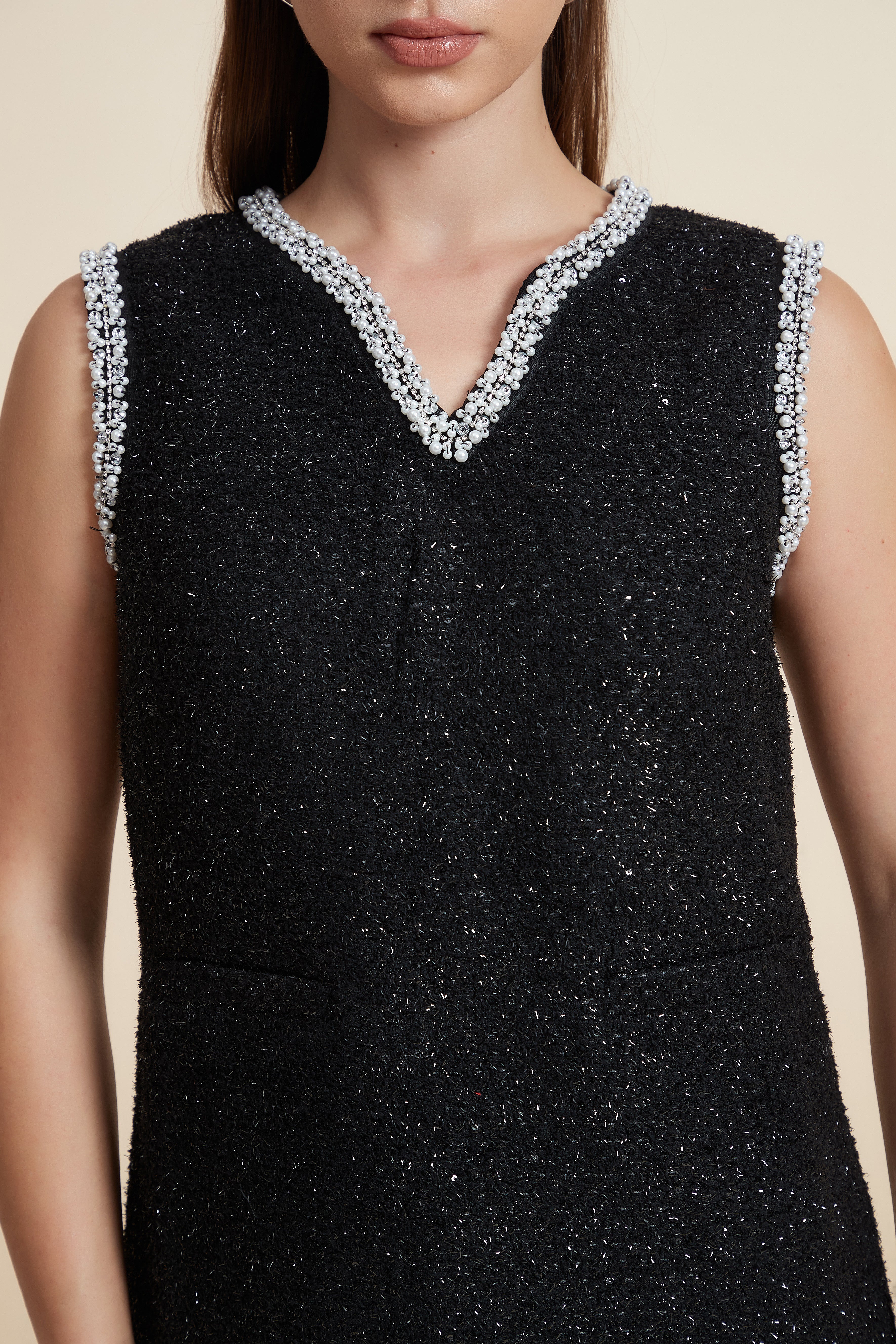 فستان قصير لامع بدون أكمام